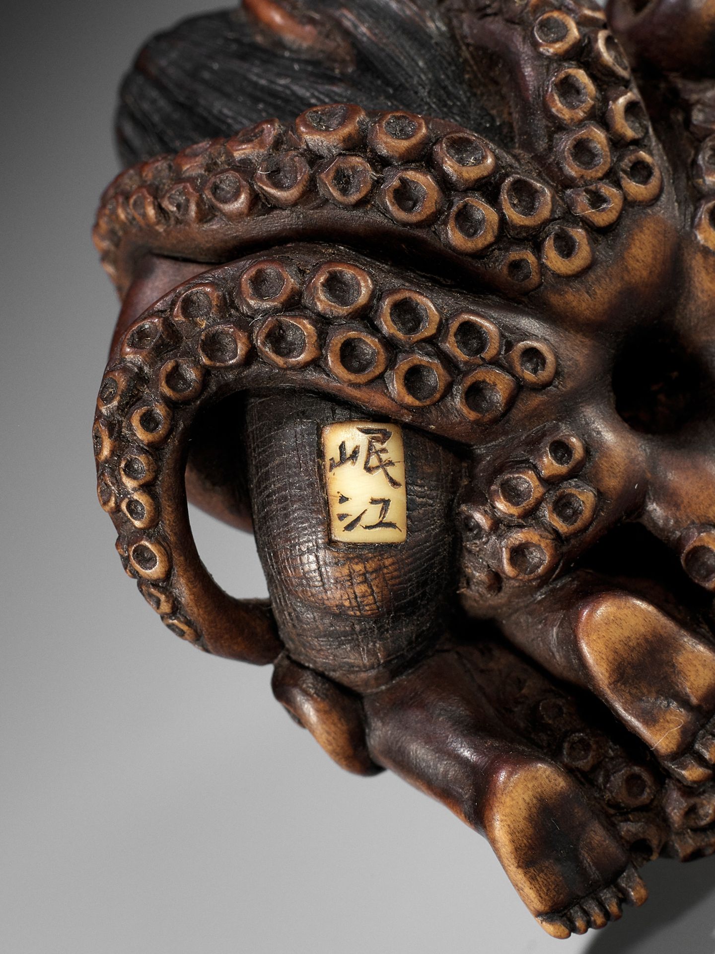 A SUPERB WOOD NETSUKE OF AN AMA STRUGGLING WITH AN OCTOPUS, ATTRIBUTED TO IKKYU - Image 16 of 16