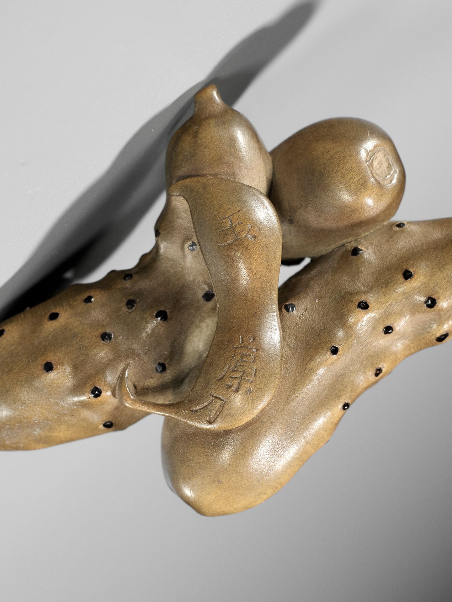 OUCHI GYOKUSO: A MASTERFUL STAINED AND LACQUERED WOOD NETSUKE OF A GROUP OF CUCUMBERS - Bild 11 aus 11