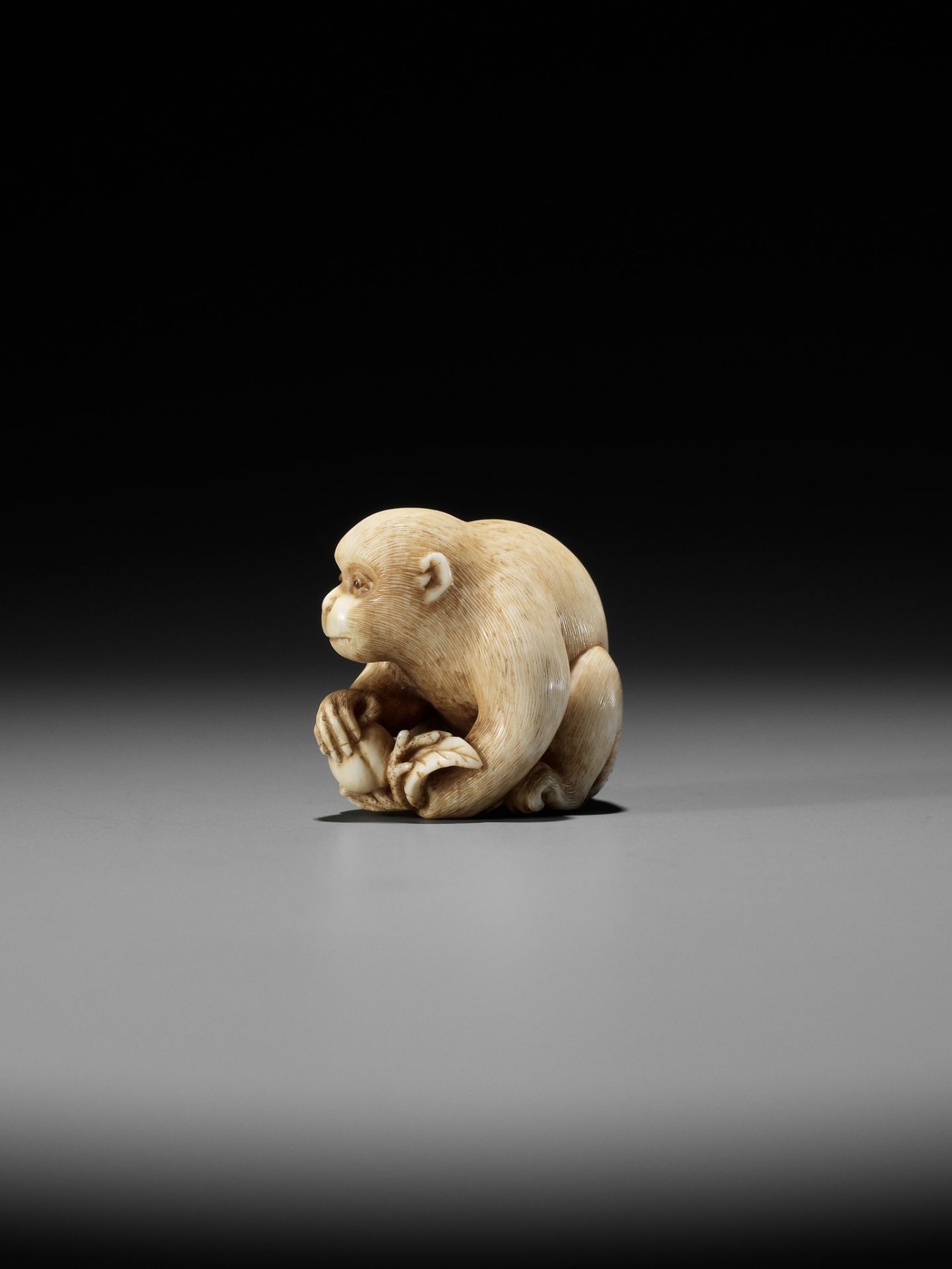 OKATORI: A FINE IVORY NETSUKE OF A MONKEY WITH A PEACH - Bild 6 aus 15