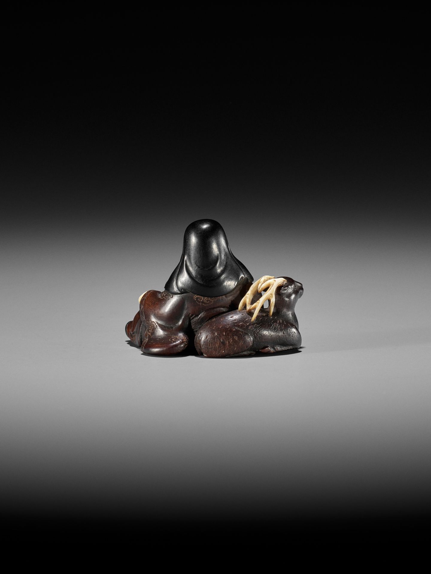 KOKOKU: A VERY FINE INLAID WOOD NETSUKE OF JUROJIN WITH STAG - Image 9 of 12