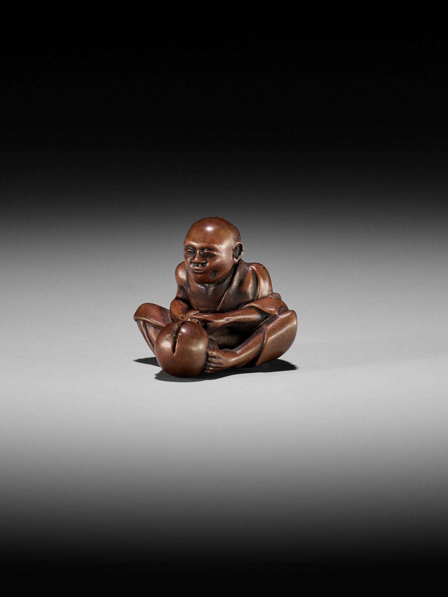 AN AMUSING EDO SCHOOL WOOD SHUNGA NETSUKE OF A MAN CUTTING A HYOTAN - Image 5 of 11