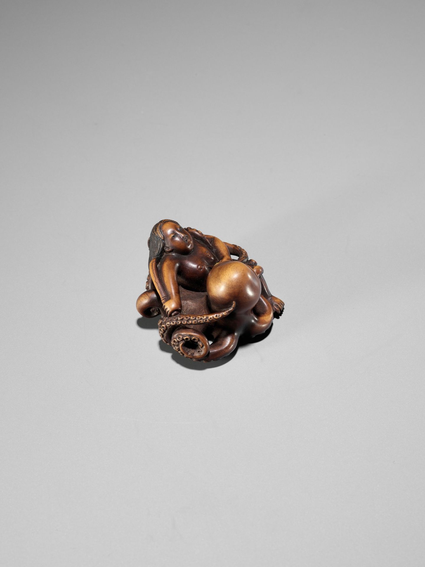 A SUPERB WOOD NETSUKE OF AN AMA STRUGGLING WITH AN OCTOPUS, ATTRIBUTED TO IKKYU - Image 3 of 16