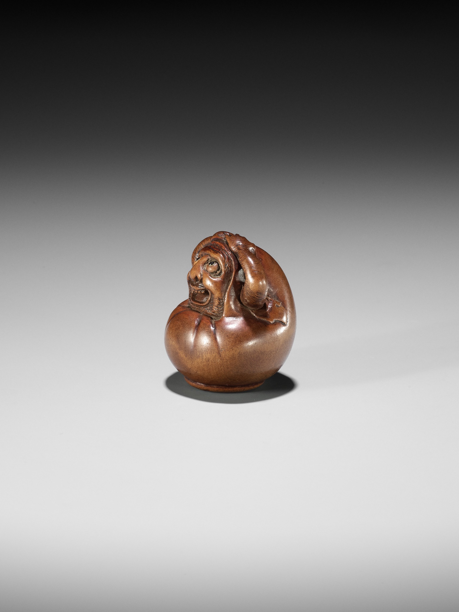 HIDARI ISSAN: A CHARMING WOOD NETSUKE OF A DARUMA DOLL - Image 3 of 10