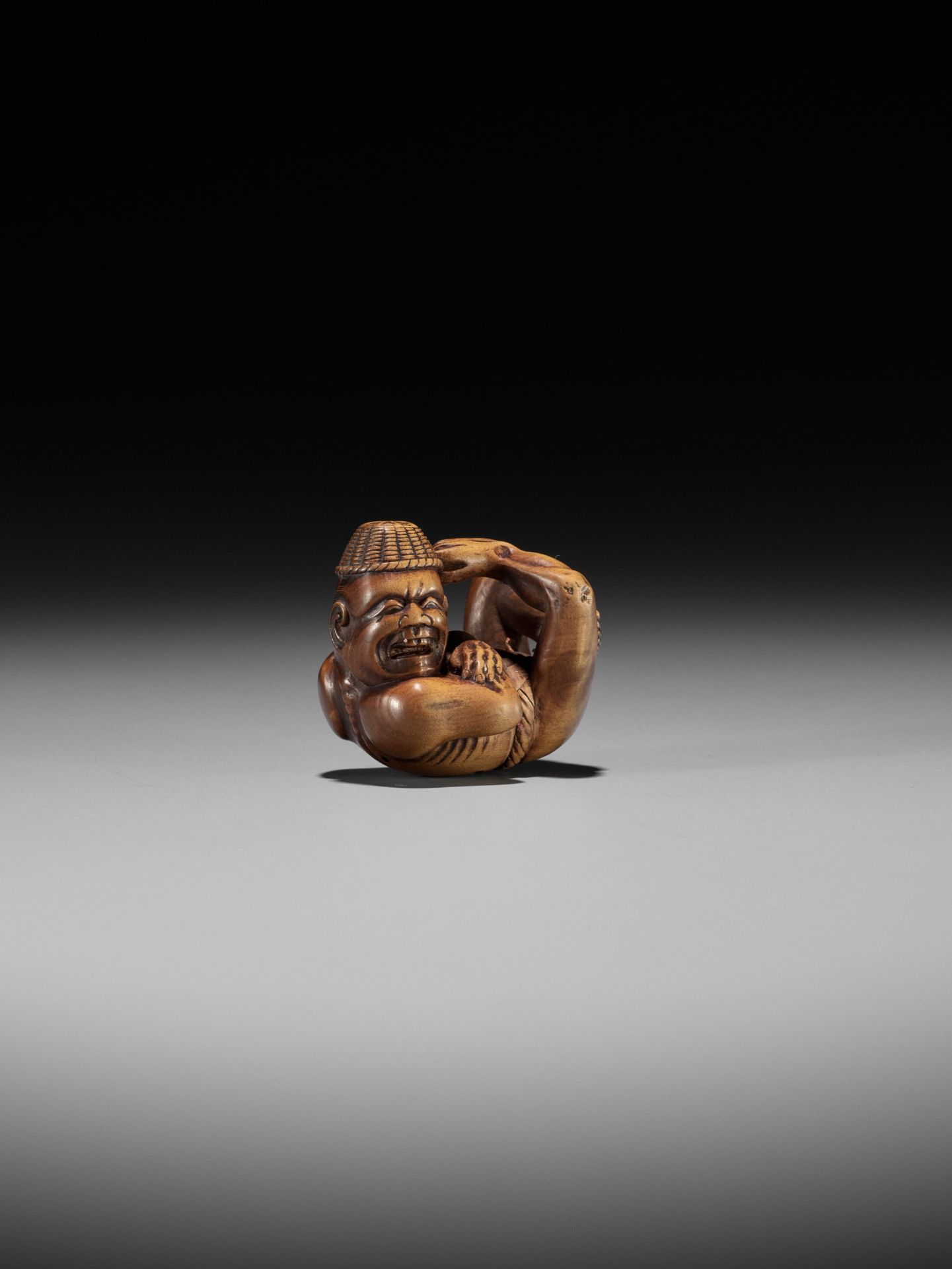 AN AMUSING EDO SCHOOL WOOD NETSUKE OF A MOXA CONTORTIONIST - Image 2 of 15