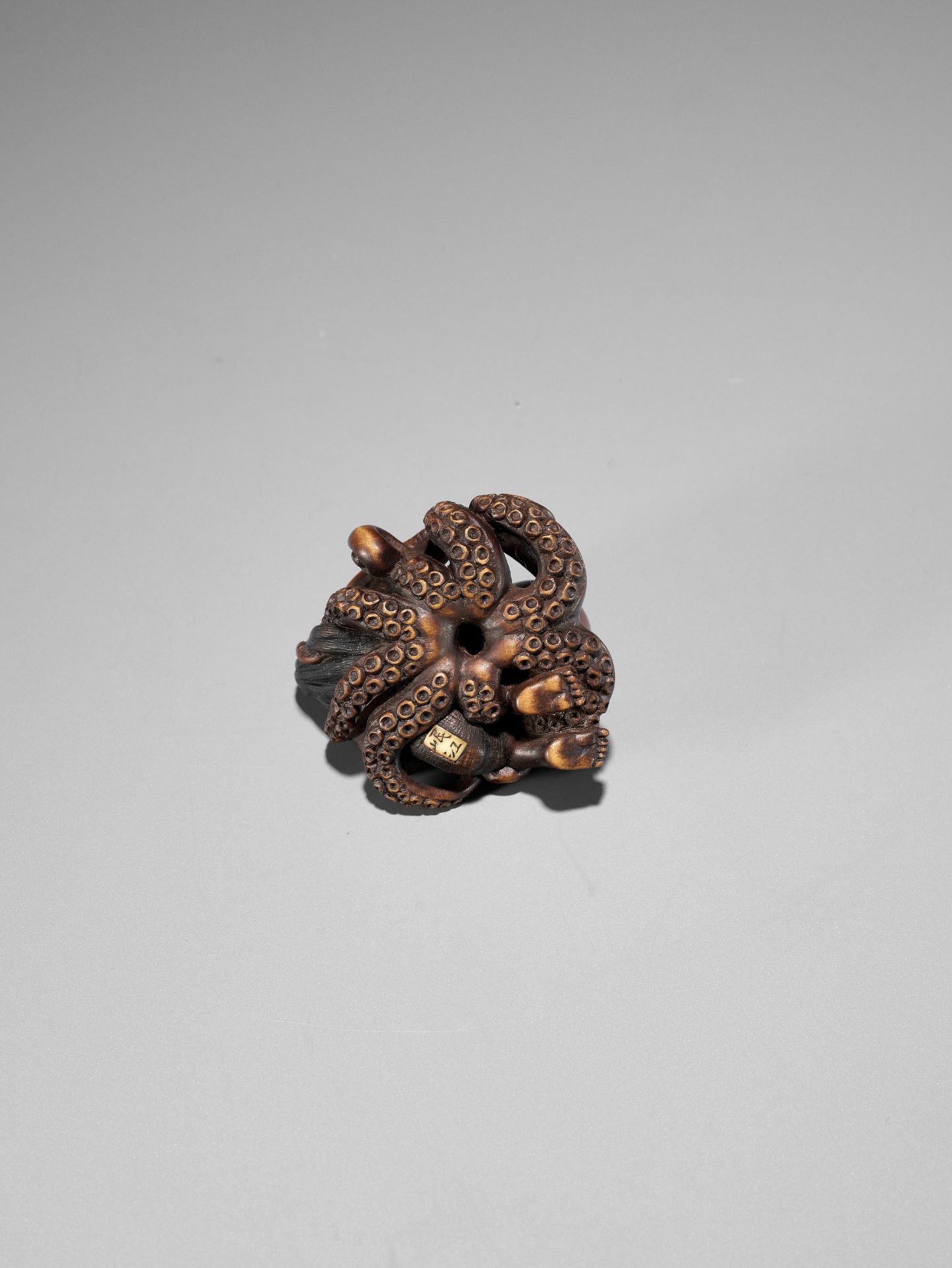 A SUPERB WOOD NETSUKE OF AN AMA STRUGGLING WITH AN OCTOPUS, ATTRIBUTED TO IKKYU - Image 10 of 16