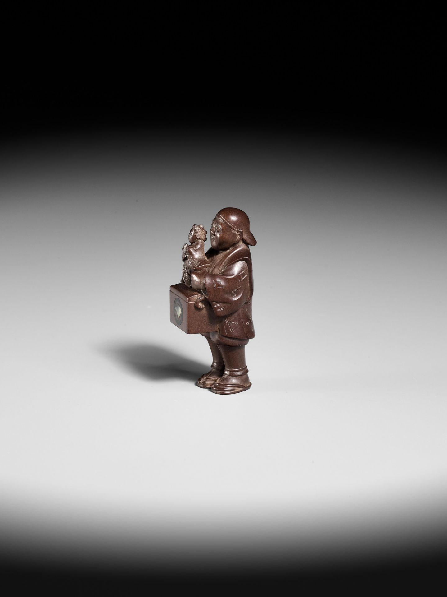 SOZAN: A VERY FINE SO SCHOOL WOOD NETSUKE OF A PUPPETEER - Image 8 of 13