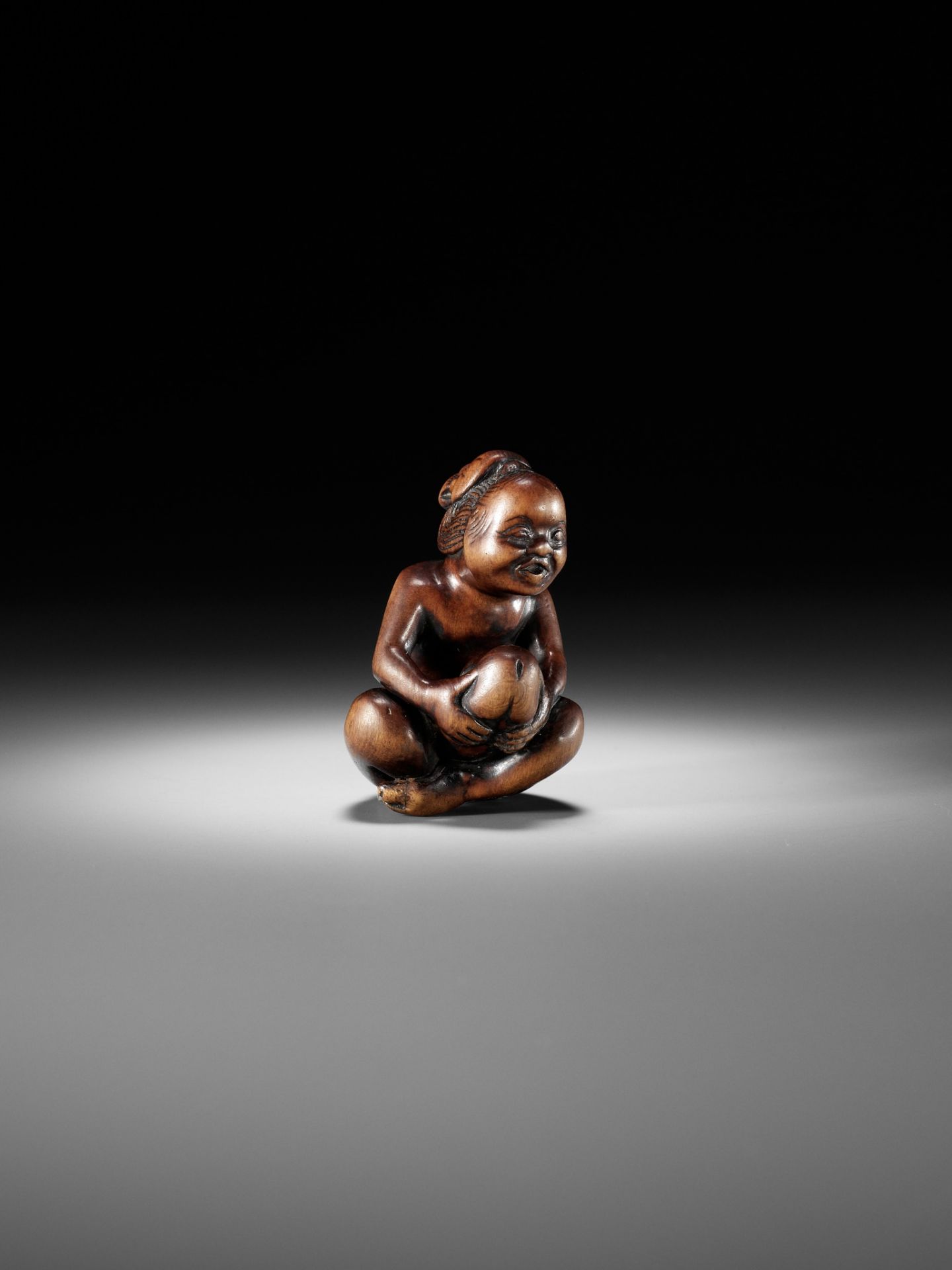 A SUPERB WOOD SHUNGA NETSUKE OF A MAN WITH OKAME MASK - Bild 10 aus 14