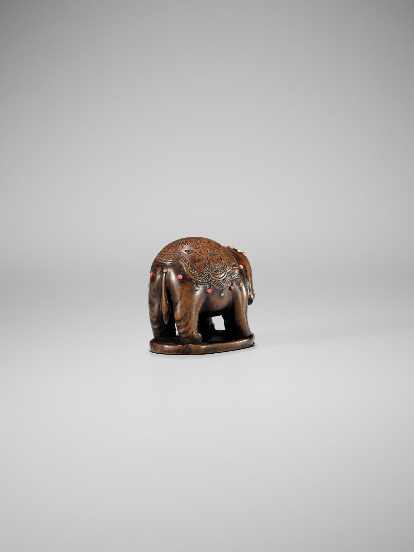 A RARE SHIBAYAMA-INLAID WOOD NETSUKE OF A CAPARISONED ELEPHANT - Image 5 of 9