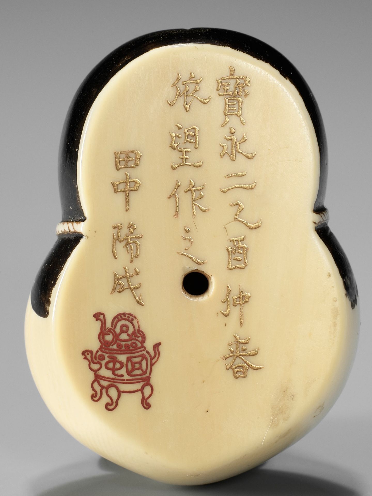 YOZEI: A RARE LACQUERED IVORY HAKO (BOX) AND COVER IN THE FORM OF AN OKAME MASK, DATED 1705 - Bild 10 aus 10