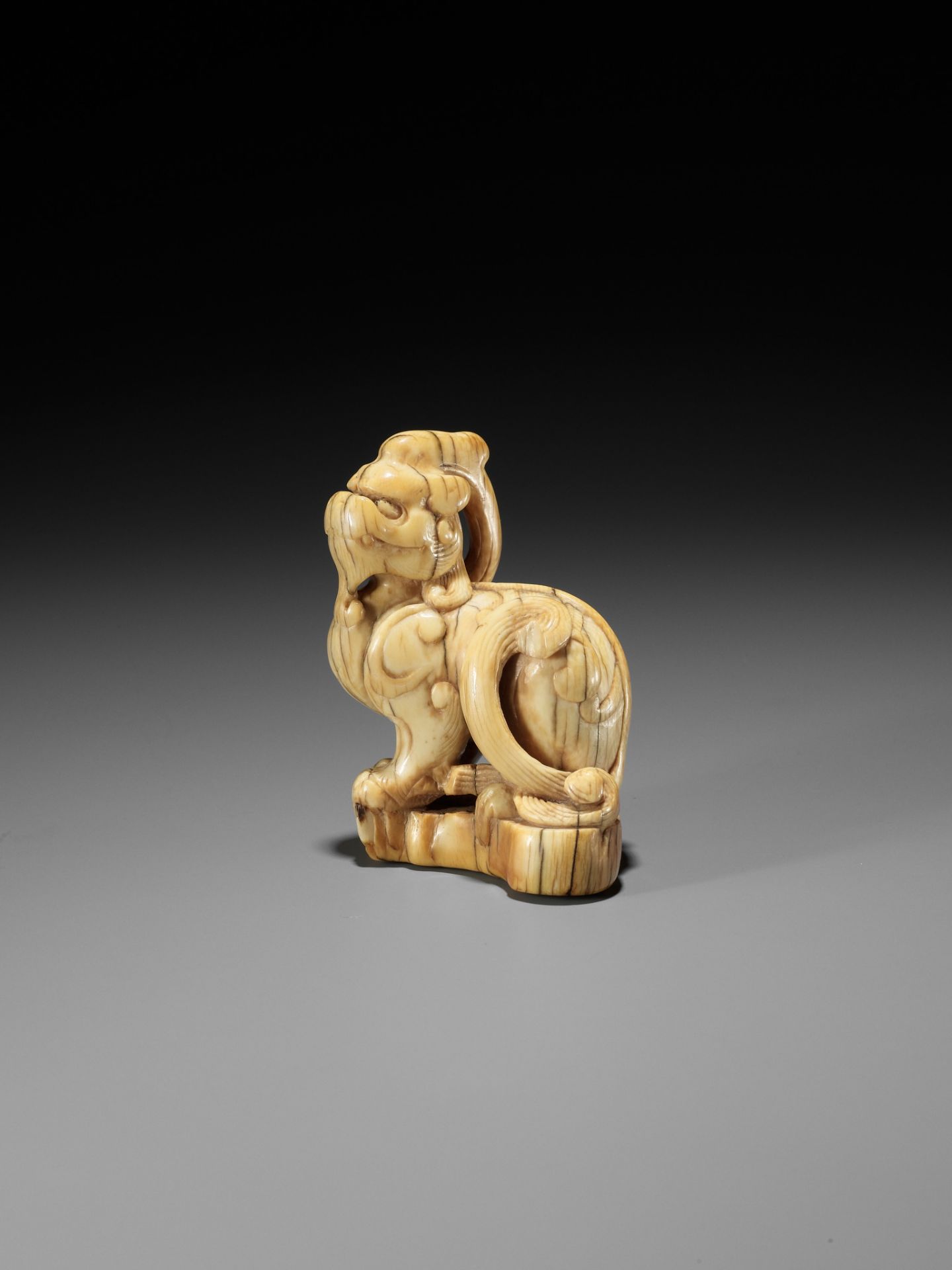 A LARGE AND RARE IVORY TOBORI NETSUKE OF A MYTHICAL BEAST - Image 9 of 11