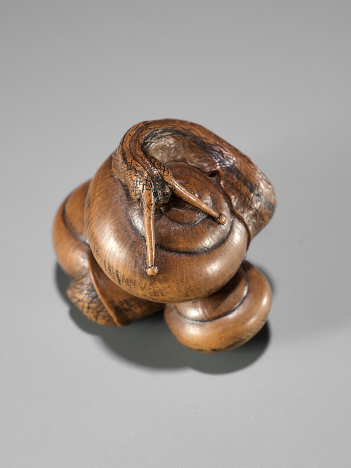 HIDEHARU: A SUPERB WOOD NETSUKE OF THREE SNAILS - Bild 15 aus 15