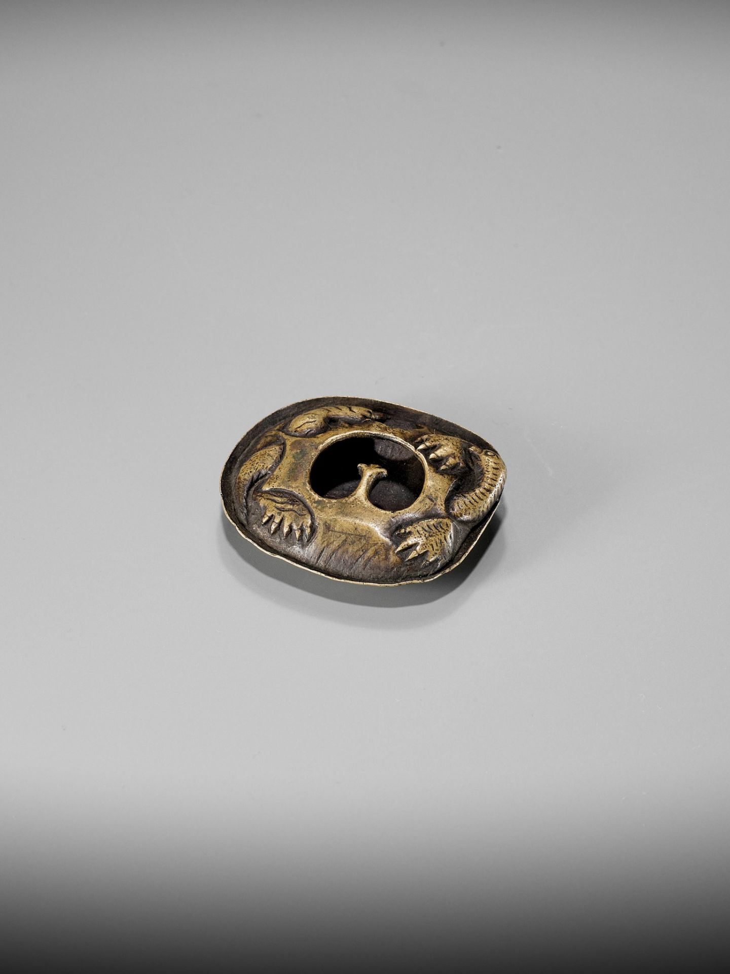 A RARE SENTOKU BRONZE NETSUKE OF A MINOGAME - Bild 7 aus 8