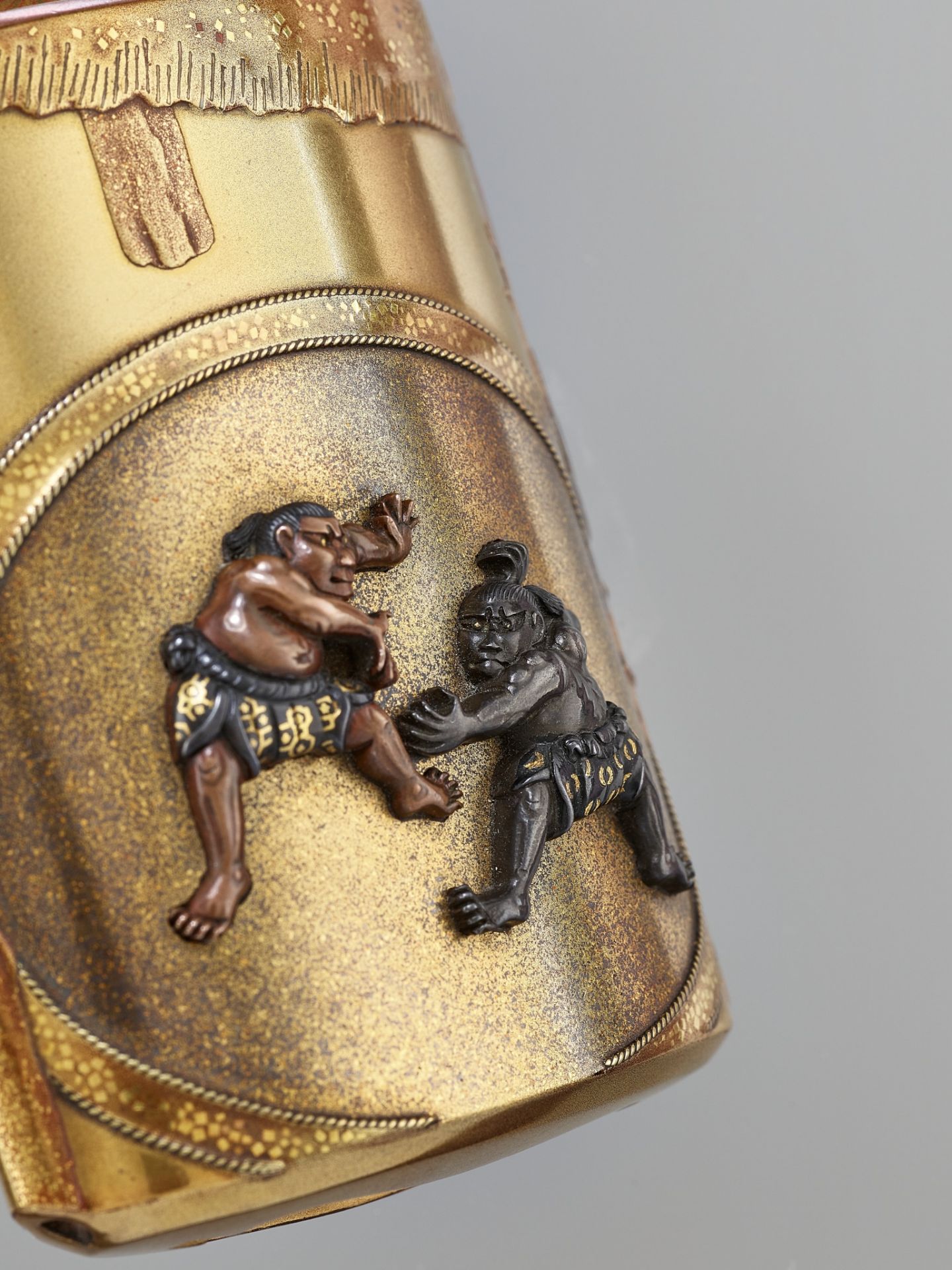 A RARE METAL-INLAID GOLD-LACQUER FOUR CASE SAYA (SHEATH) INRO DEPICTING SUMO WRESTLERS - Image 4 of 7