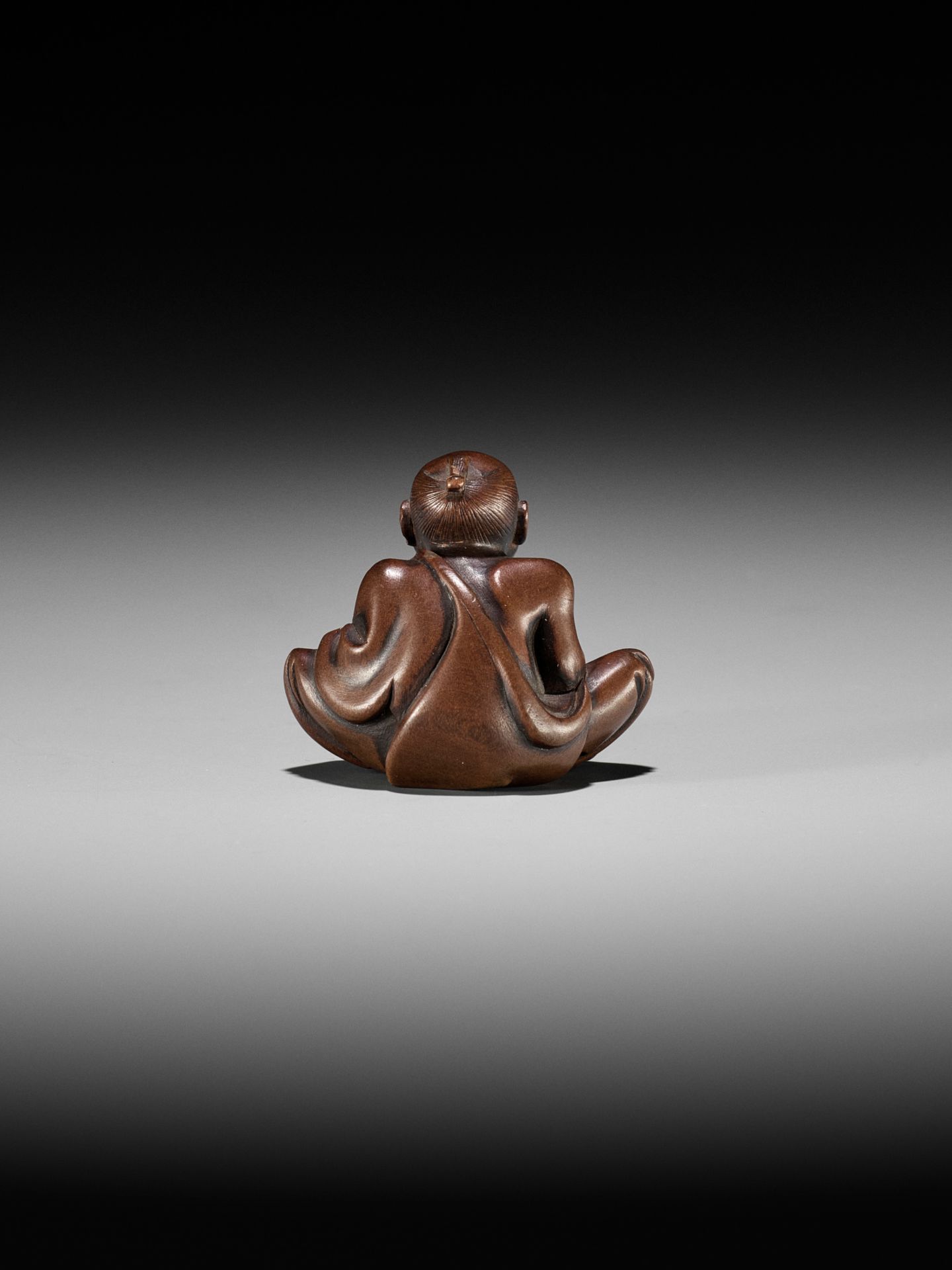 AN AMUSING EDO SCHOOL WOOD SHUNGA NETSUKE OF A MAN CUTTING A HYOTAN - Image 7 of 11