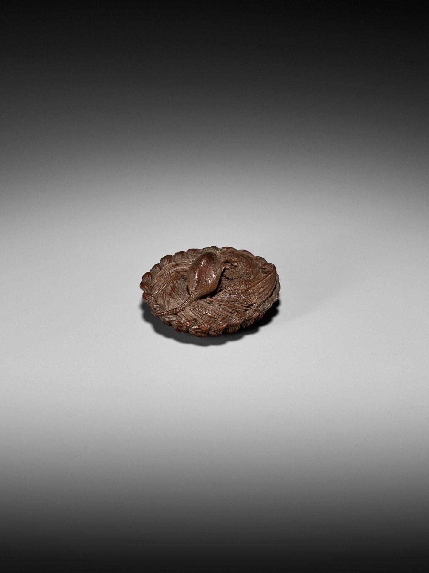 MORITA SOKO: A SUPERB SMALL WOOD NETSUKE OF A RAT ON A STRAW RICE BALE - Image 7 of 17