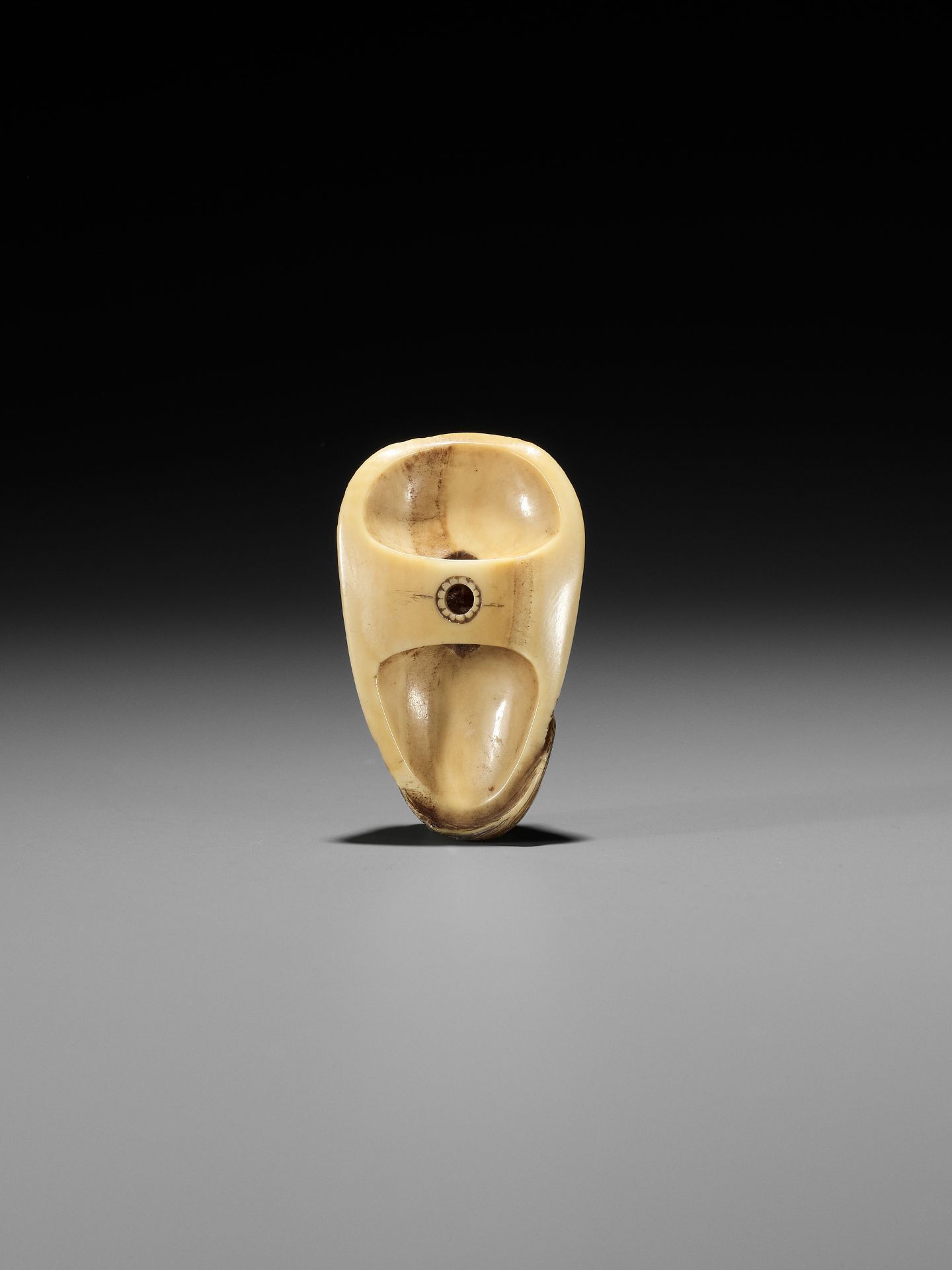 AN IVORY MASK NETSUKE DEPICTING OF AN OLD MAN (JO), ATTRIBUTED TO MITSUYUKI - Image 9 of 12