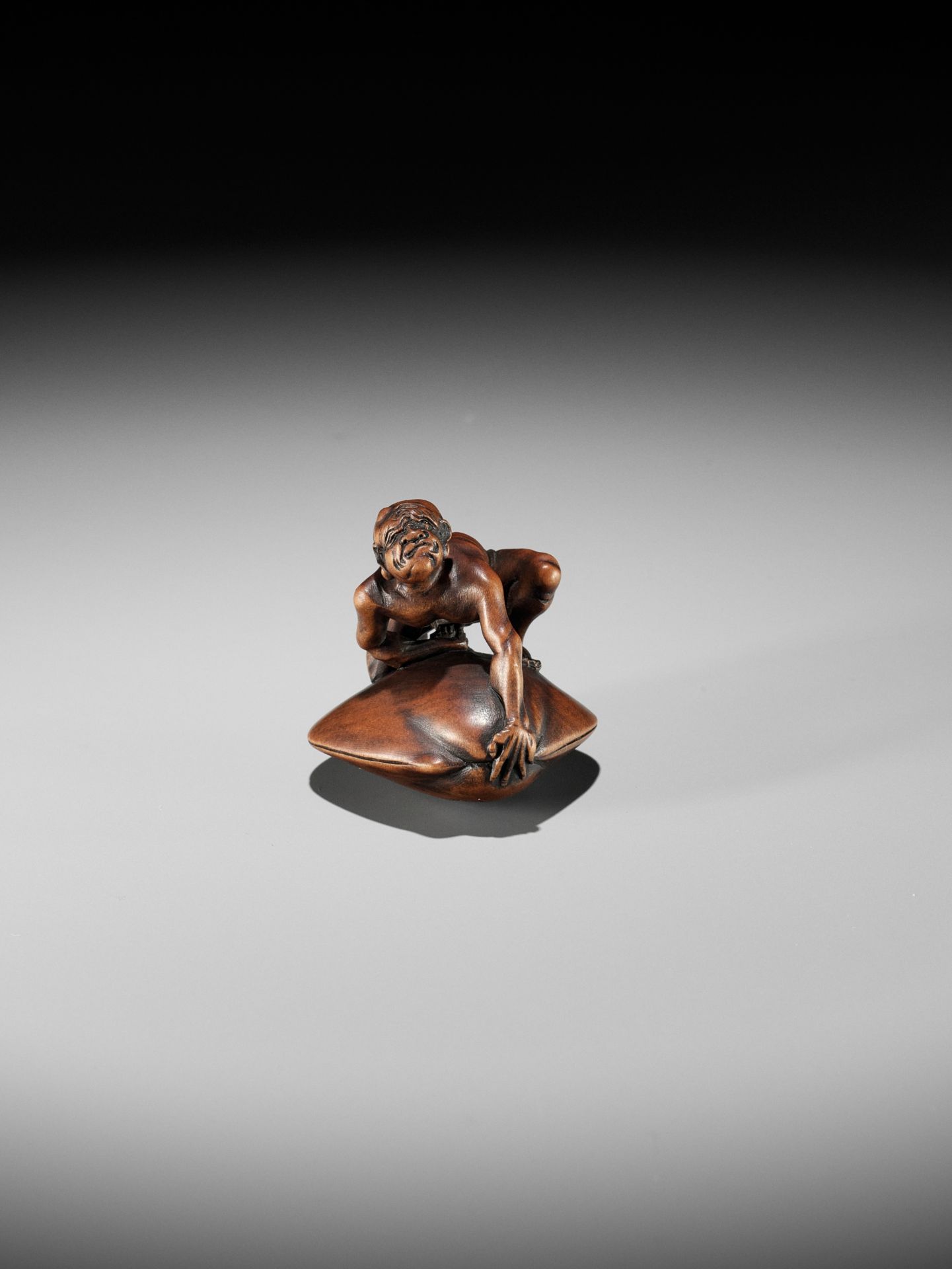 GYOKUZAN: A MASTERFUL MINIATURE WOOD NETSUKE OF A BLINDMAN BEING TRAPPED BY A CLAM - Image 10 of 12