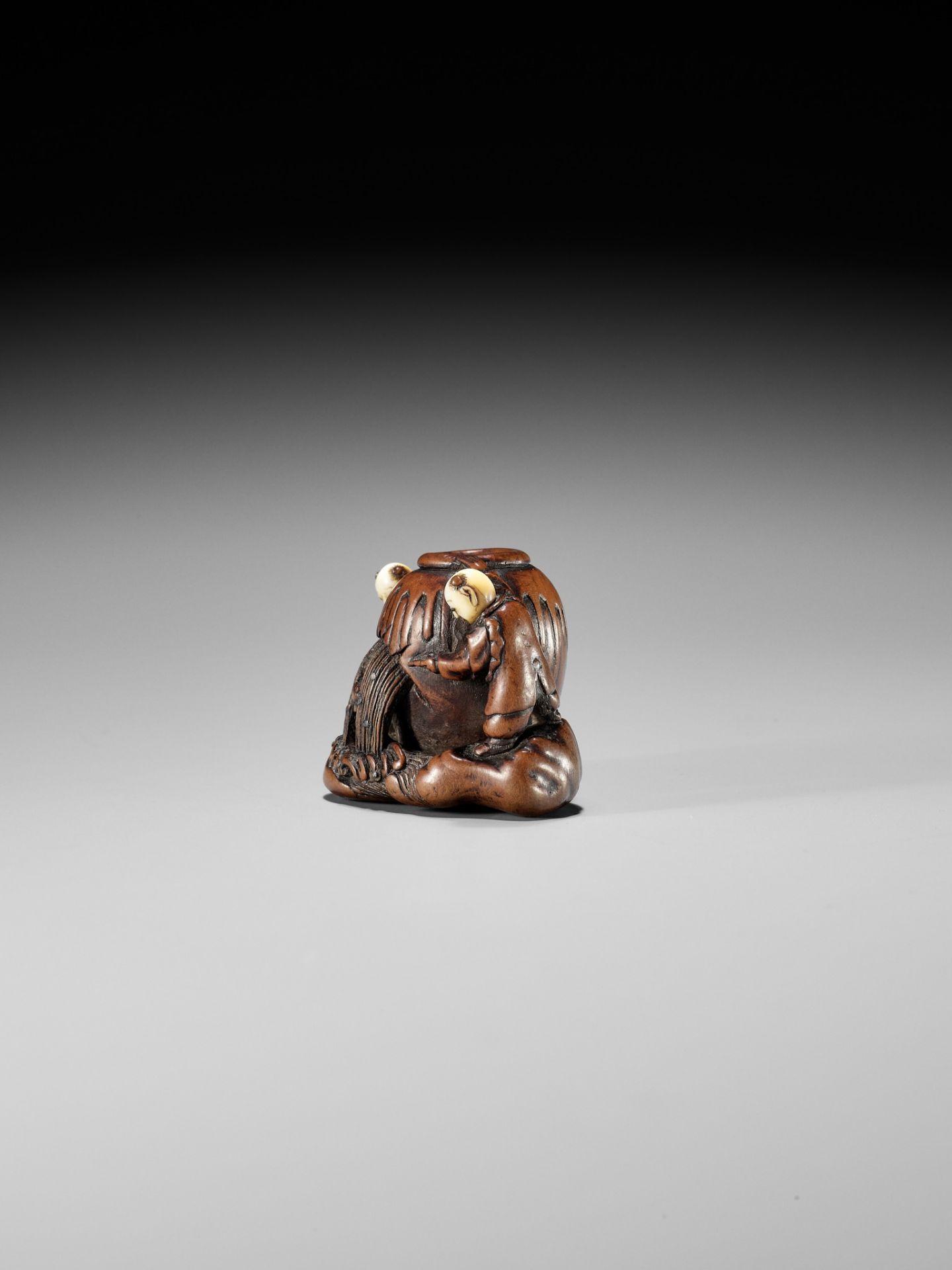 A LARGE WOOD NETSUKE DEPICTING THE STORY OF SHIBA ONKO - Image 5 of 9