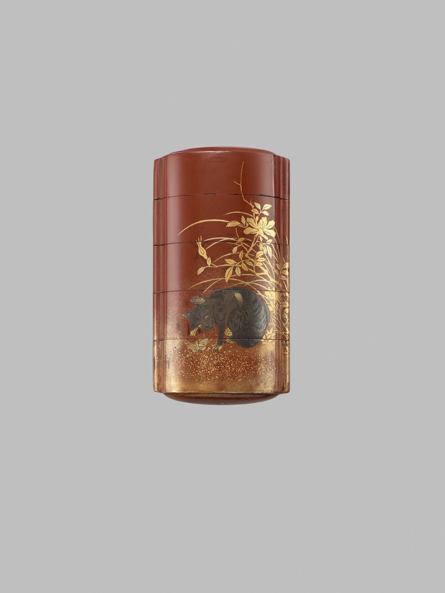TATSUKE KOKOSAI: A RARE LACQUER FOUR-CASE INRO DEPICTING A CAT AND BUTTERFLY - Bild 2 aus 6