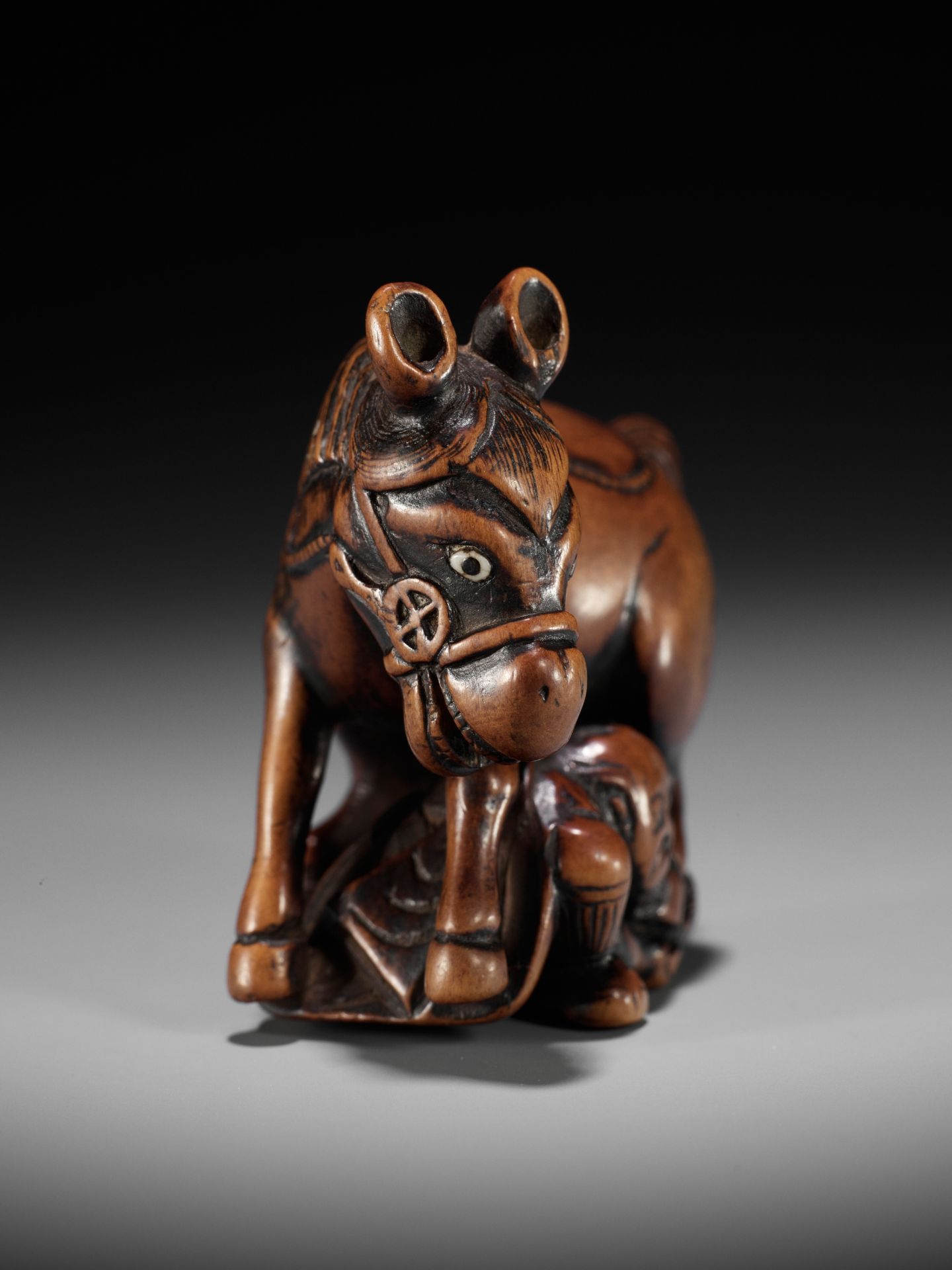 A SUPERB WOOD NETSUKE OF A MULE AND GROOM - Bild 2 aus 15