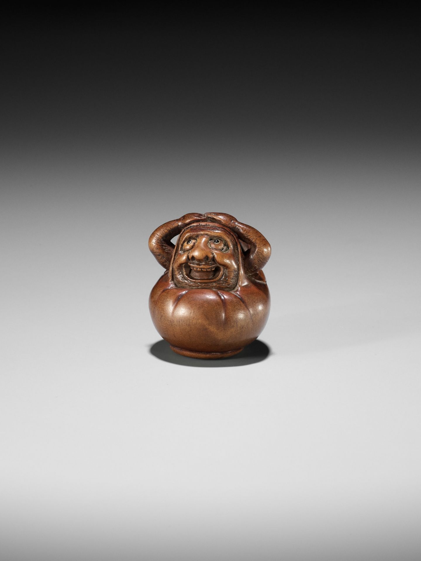 HIDARI ISSAN: A CHARMING WOOD NETSUKE OF A DARUMA DOLL - Image 2 of 10