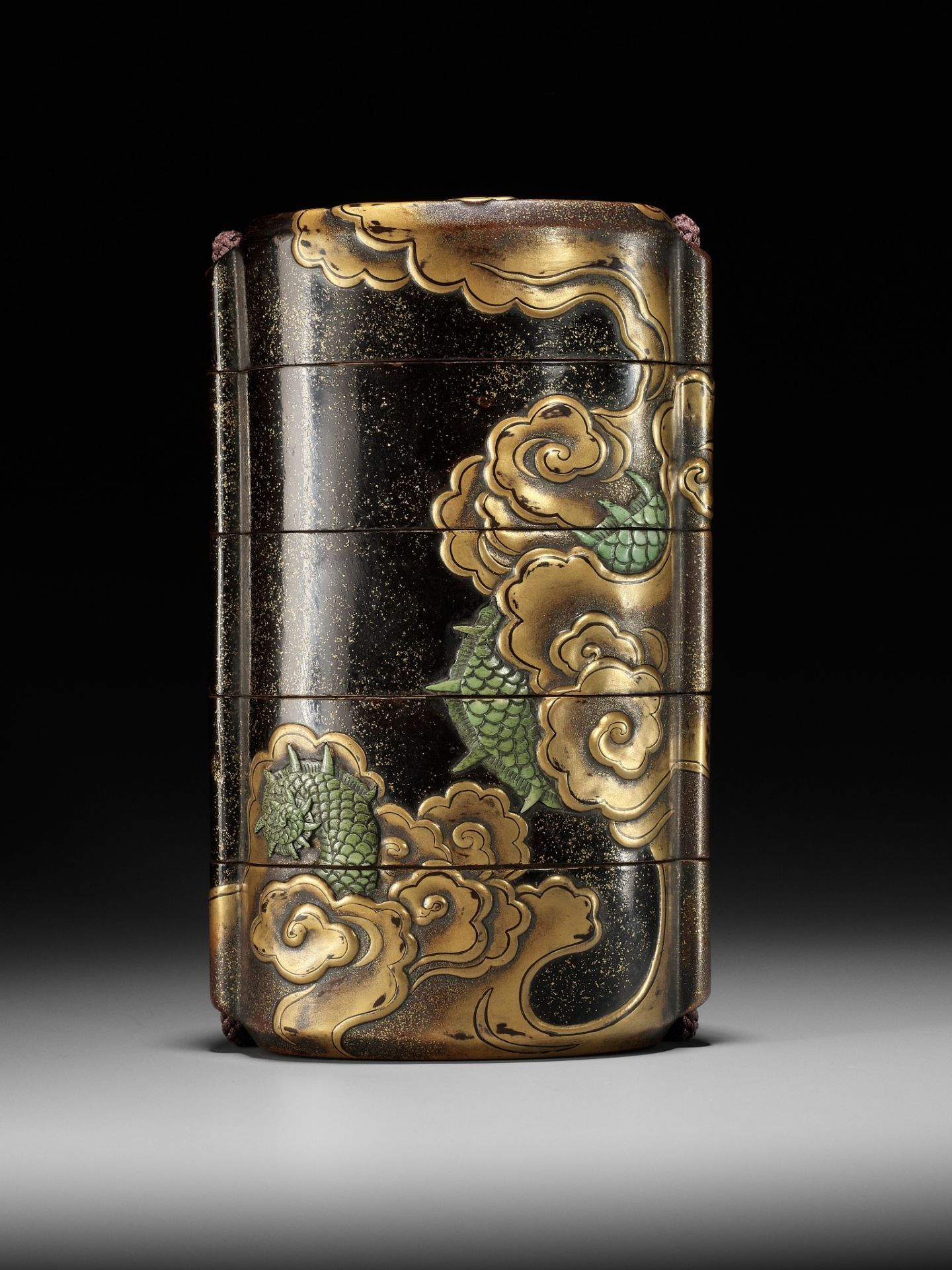 KAJIKAWA KYUJIRO: EXCEPTIONALLY LARGE AND IMPORTANT LACQUER FOUR CASE INRO WITH DRAGON, DATED 1647 - Bild 2 aus 18