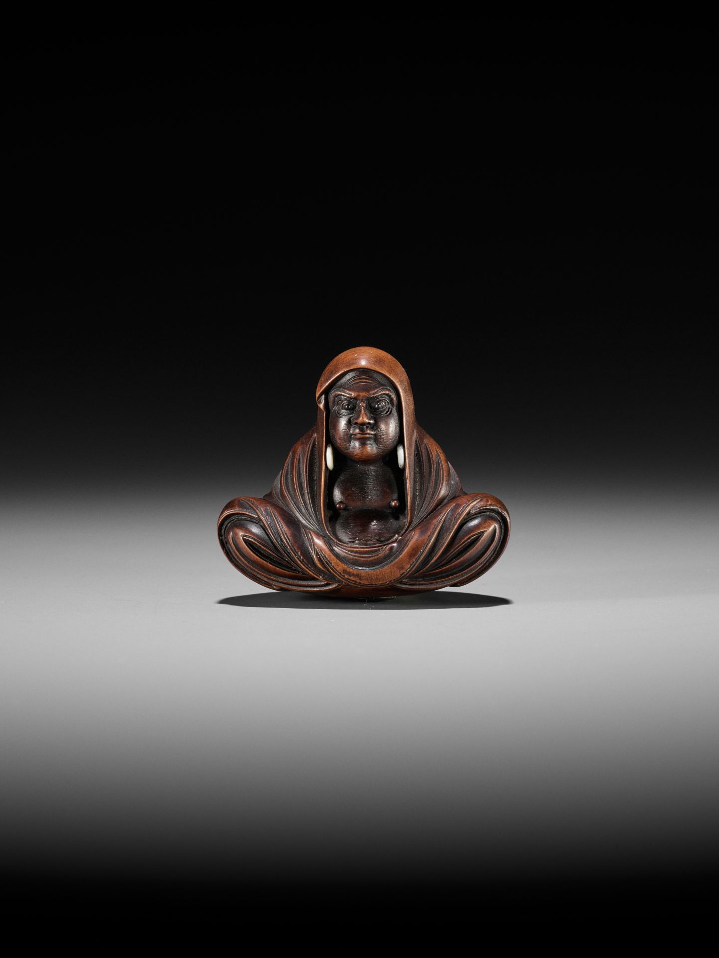 SHUGETSU SHIZAN: A LARGE WOOD NETSUKE OF DARUMA - Bild 2 aus 9