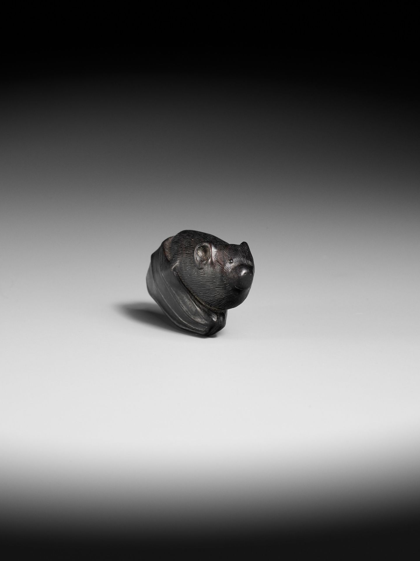 A RARE EBONY NETSUKE OF A BAT - Bild 5 aus 9