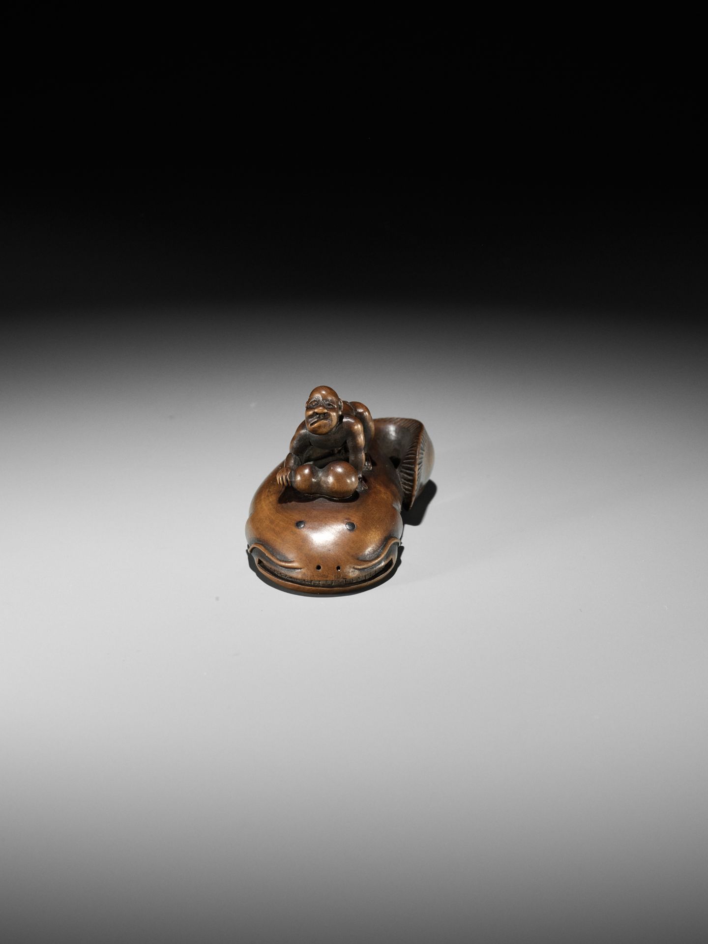 MUGAI: A RARE WOOD NETSUKE OF A BLIND FISHERMAN TAMING THE NAMAZU - Bild 10 aus 13