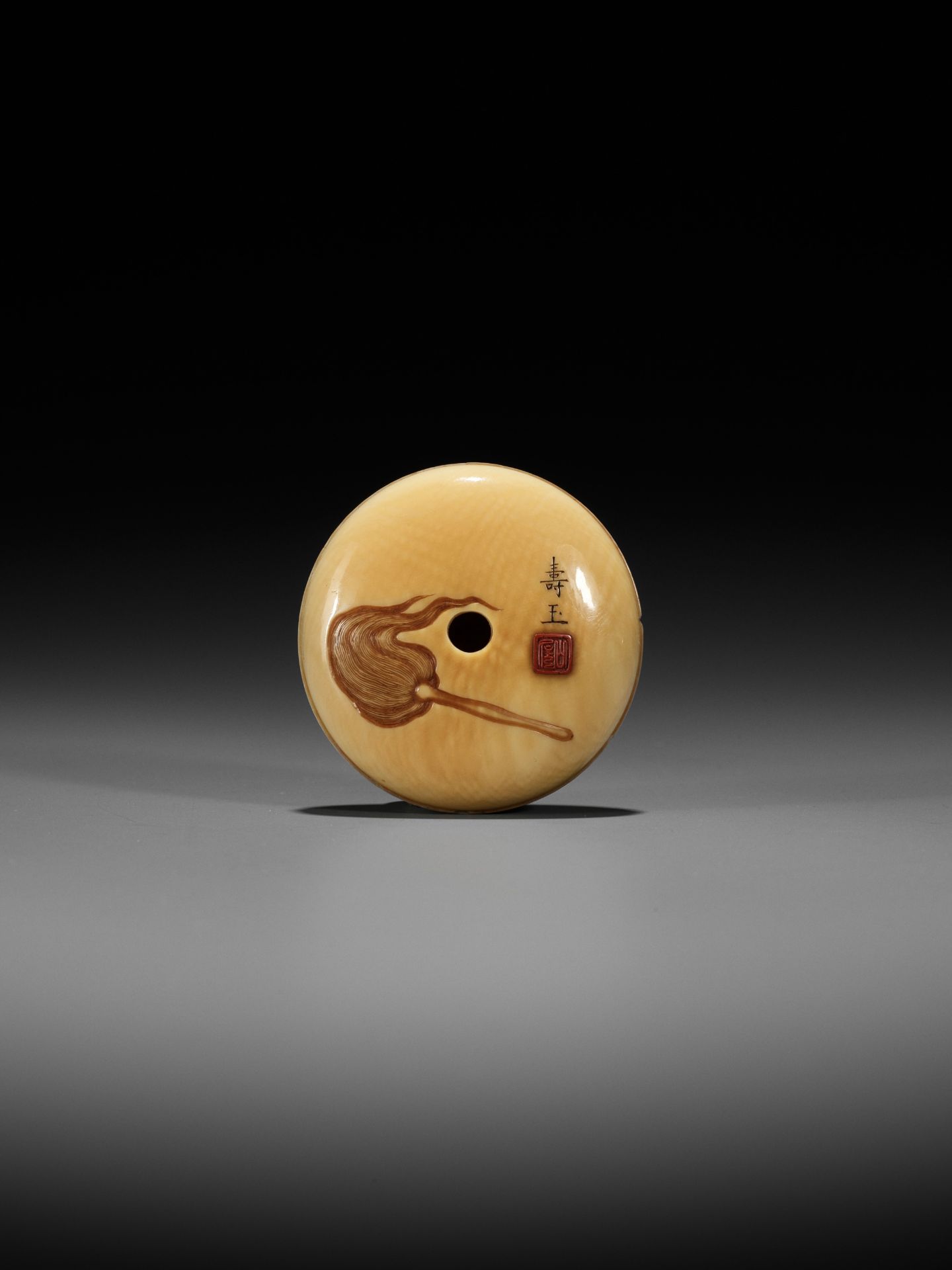 JUGYOKU: A VERY FINE IVORY MANJU NETSUKE OF DARUMA - Image 2 of 8