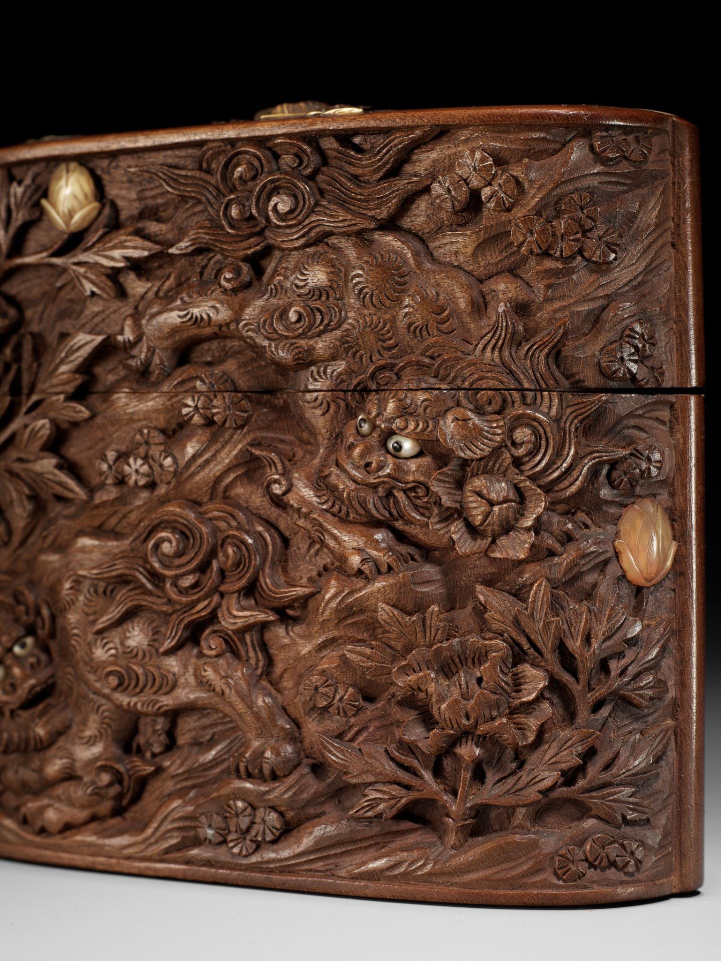 A LARGE AND FINE INLAID AND CARVED WOOD TONKOTSU WITH DRAGON, TIGER AND SHISHI - Bild 7 aus 14