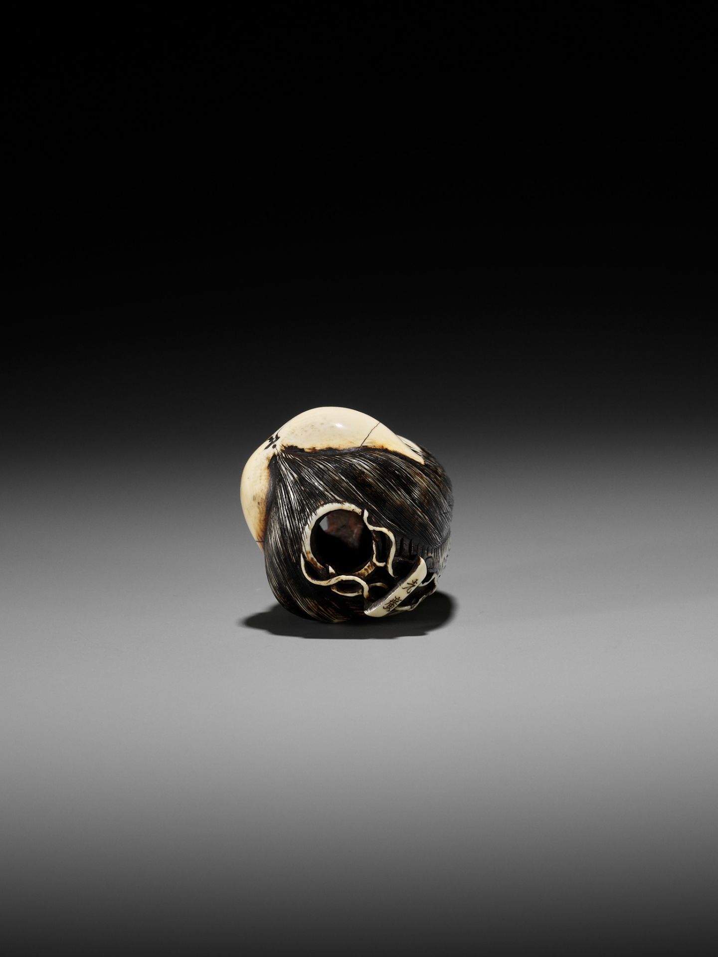 MITSUHIRO: A RARE AND IMPORTANT IVORY NETSUKE OF THE GHOST OF OIWA AS A CHOCHIN (LANTERN) - Bild 13 aus 14