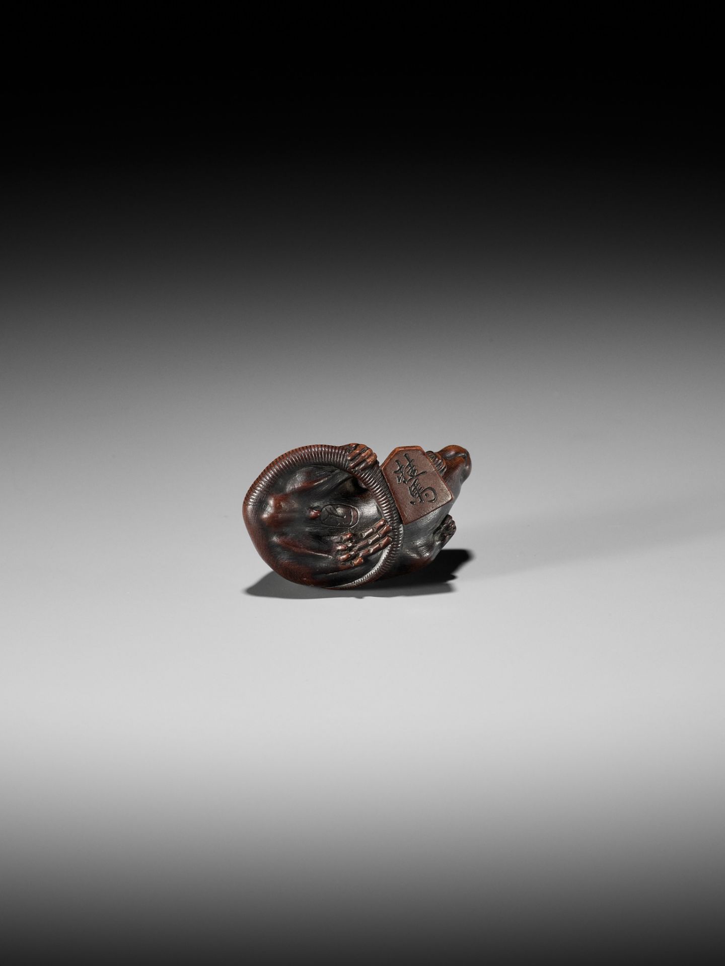 IKKAN: A FINE WOOD NETSUKE OF A RAT WITH A SHOGI TILE - Image 6 of 17