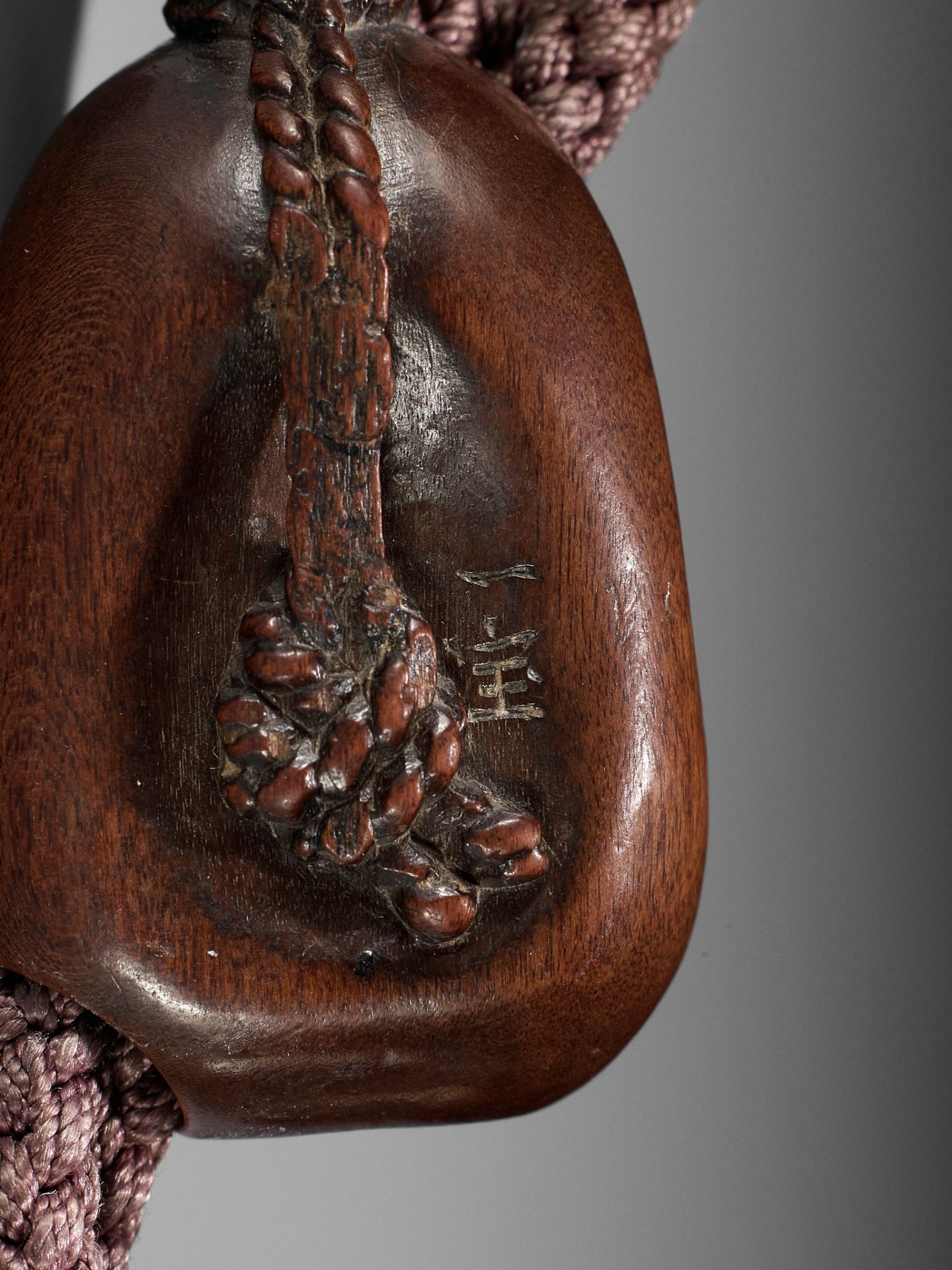 KAJIKAWA KYUJIRO: EXCEPTIONALLY LARGE AND IMPORTANT LACQUER FOUR CASE INRO WITH DRAGON, DATED 1647 - Bild 18 aus 18