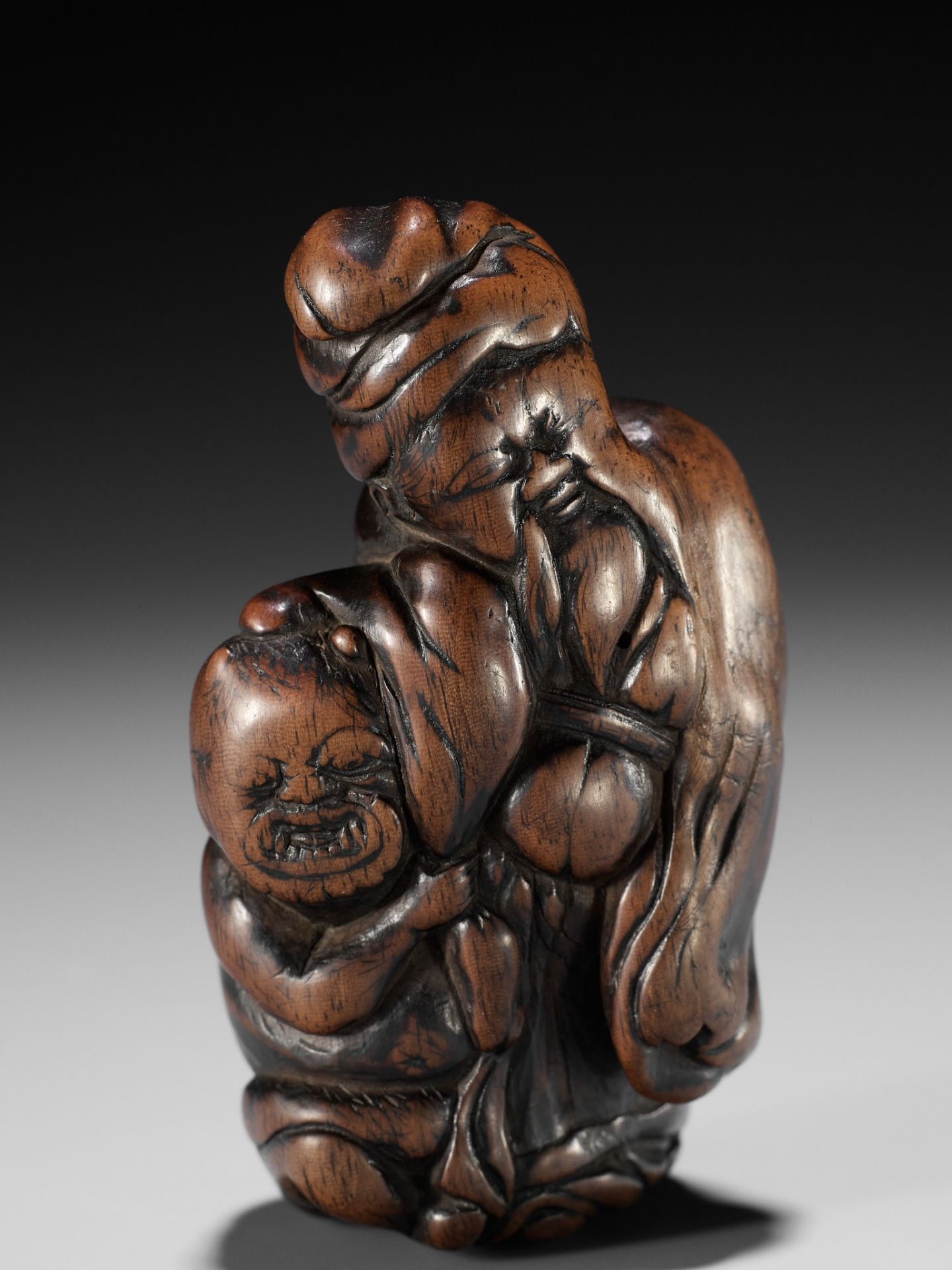 A SUPERB WOOD NETSUKE OF SHOKI AND ONI - Bild 7 aus 12