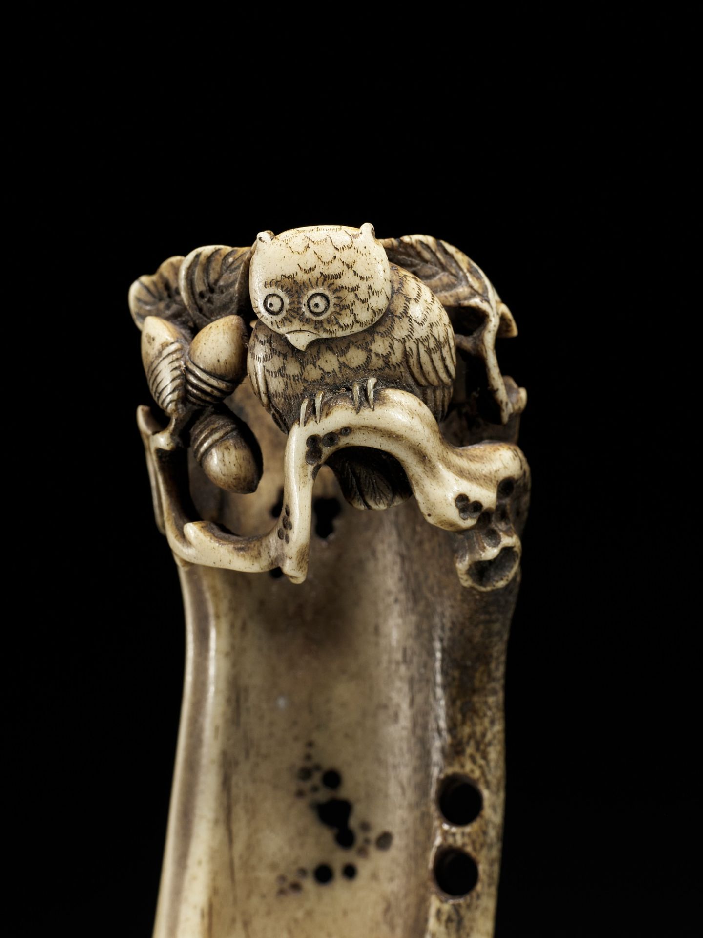 HAKUMIN: A FINE STAG ANTLER KISERUZUTSU WITH AN OWL