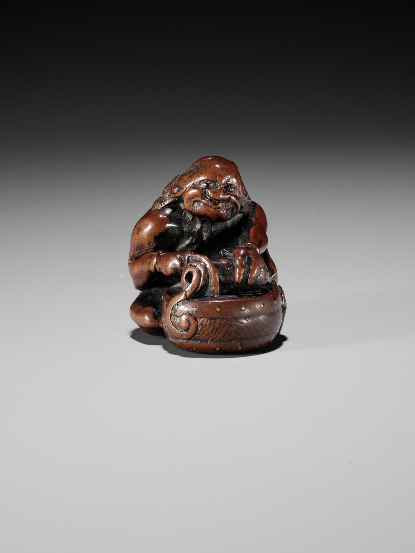 GYOKUMIN: A FINE AND RARE NAGOYA SCHOOL WOOD NETSUKE OF RAIJIN CUTTING A CUCUMBER - Bild 13 aus 17