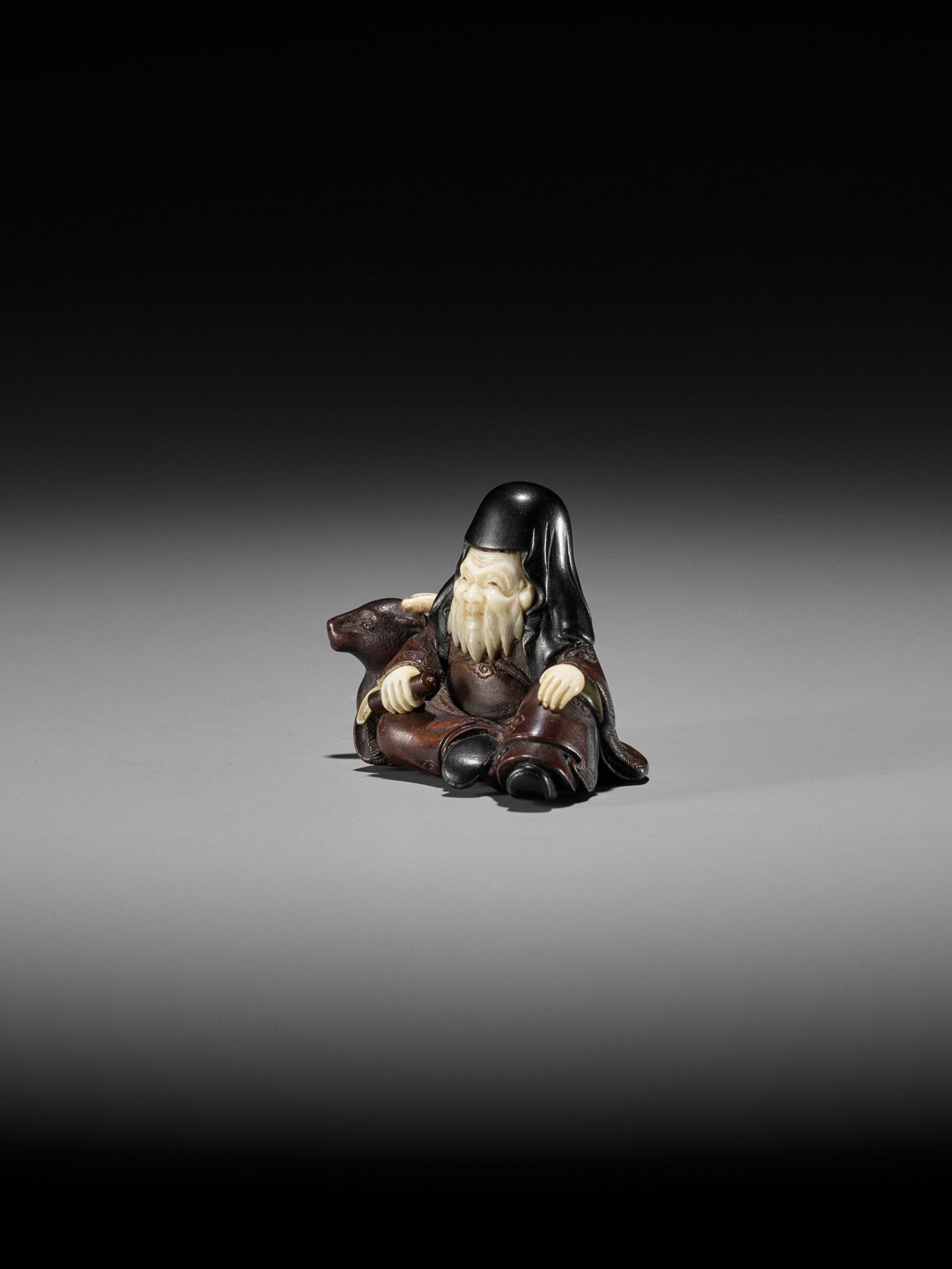 KOKOKU: A VERY FINE INLAID WOOD NETSUKE OF JUROJIN WITH STAG - Image 7 of 12