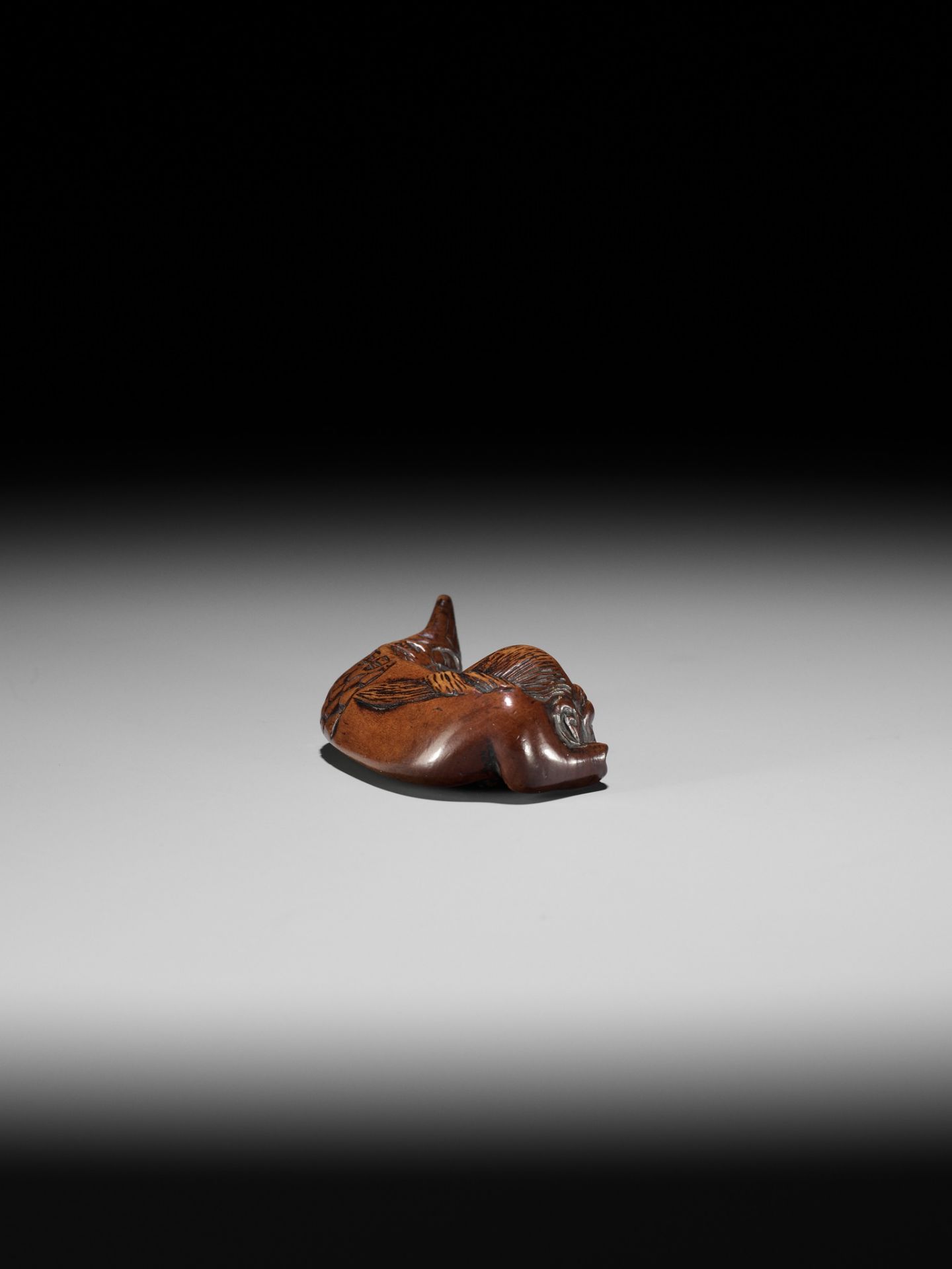 AN EARLY WOOD NETSUKE OF MERMAID (NINGYO) BLACKENING HER TEETH (OHAGURO) - Bild 7 aus 9