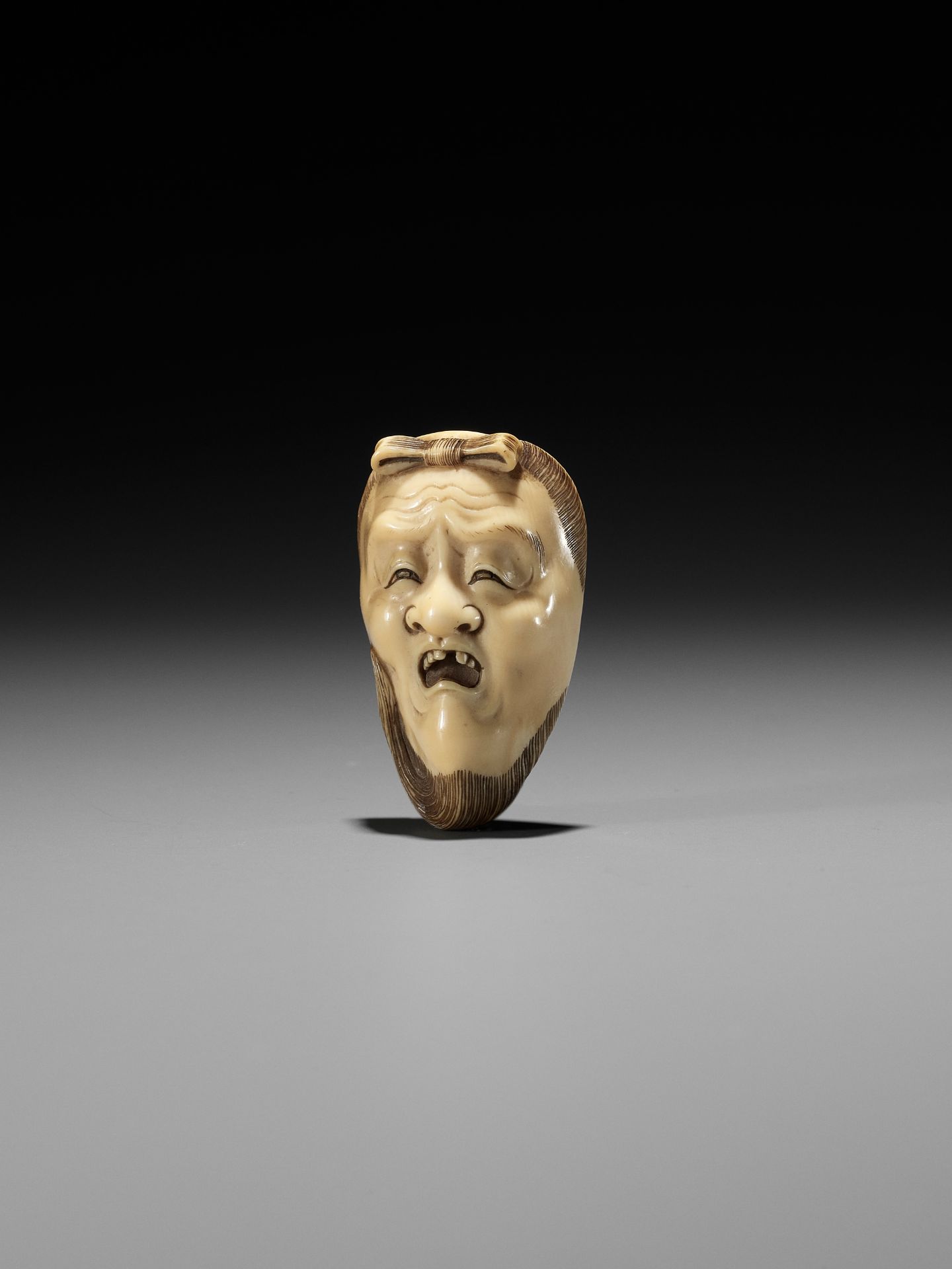 AN IVORY MASK NETSUKE DEPICTING OF AN OLD MAN (JO), ATTRIBUTED TO MITSUYUKI - Image 6 of 12