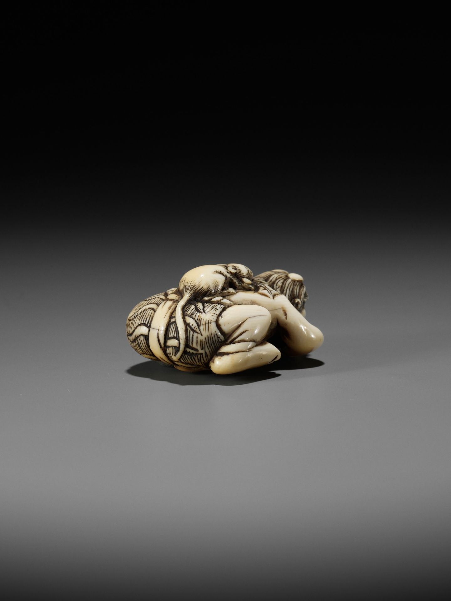 A RARE IVORY NETSUKE OF SHIRO - Image 9 of 11