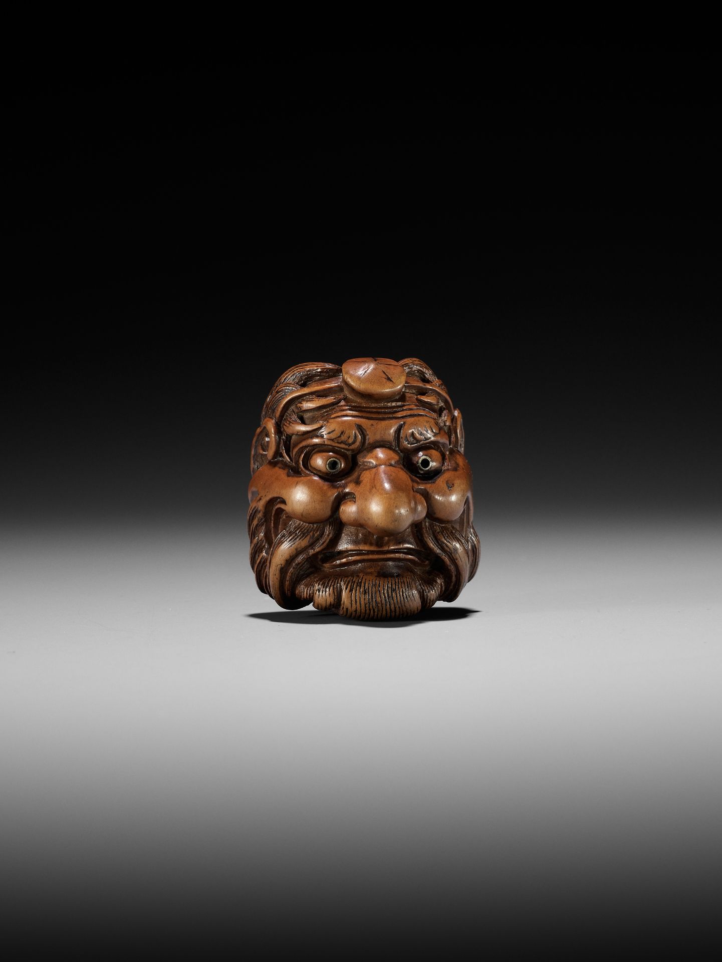 HIDARI ISSAN: A RARE WOOD MASK NETSUKE OF SOJOBO, THE TENGU KING OF MOUNT KURAMA - Bild 8 aus 10