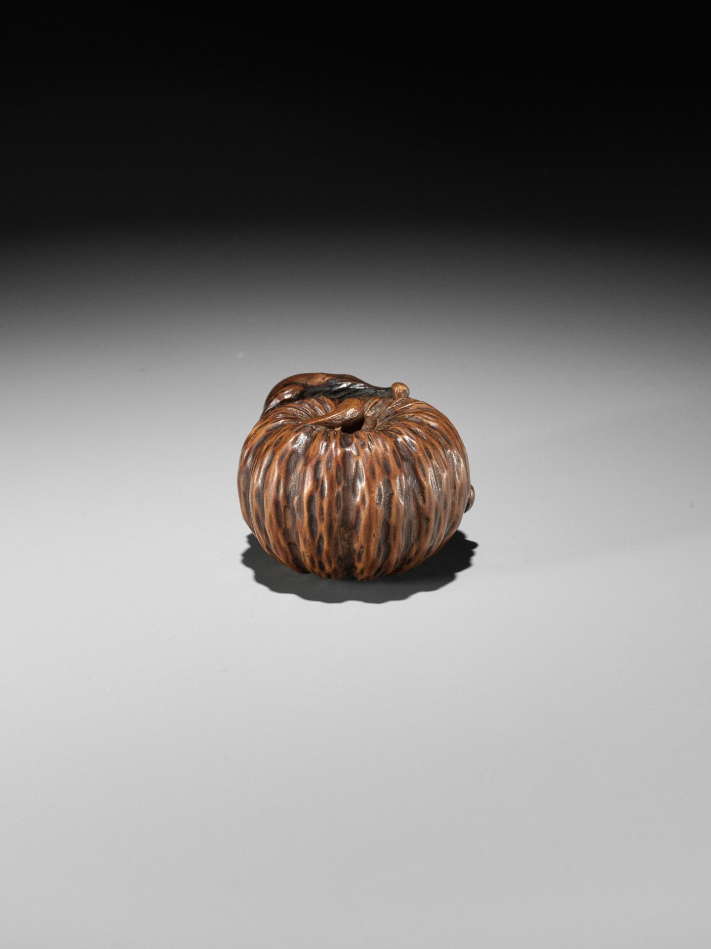 A FINE NAGOYA SCHOOL WOOD NETSUKE OF PUMPKINS AND NASUBI - Bild 2 aus 9