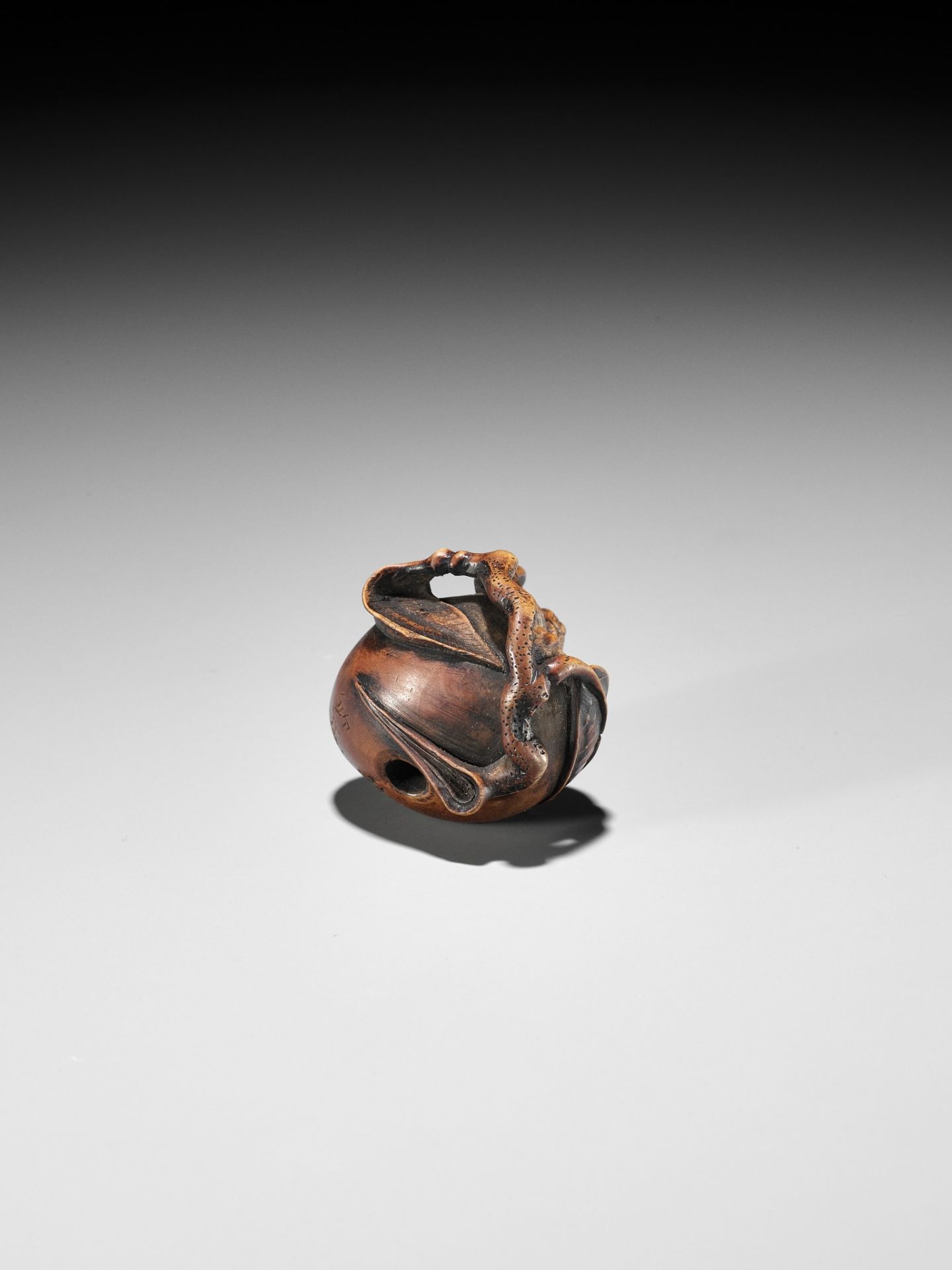 TOYOSHIMA: A FINE WOOD NETSUKE OF A MONKEY EMERGING FROM A PEACH - Bild 12 aus 13