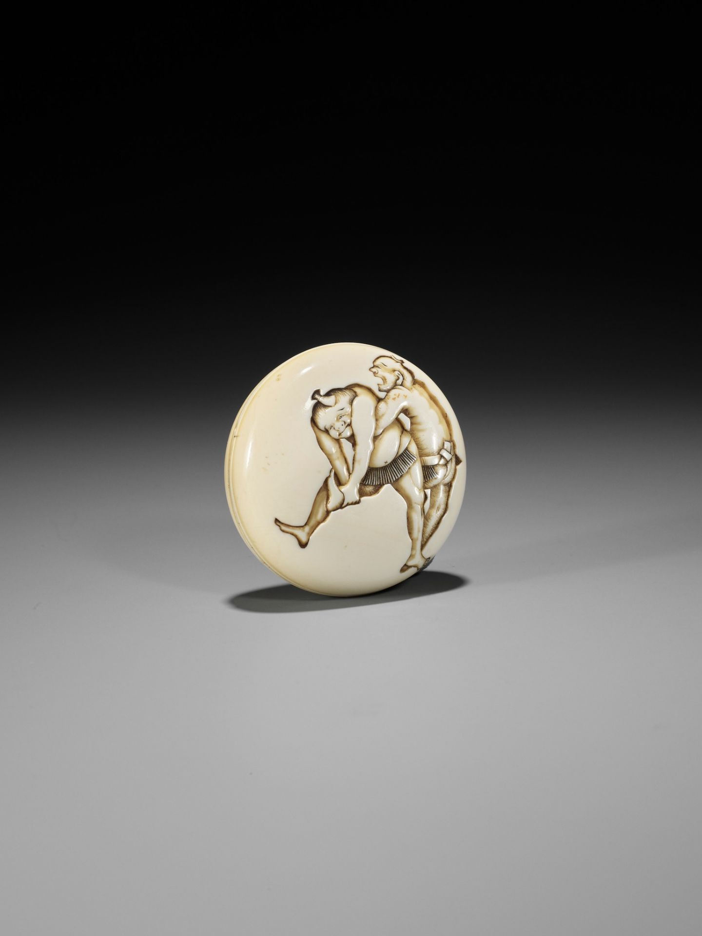 DOSHO: AN IVORY MANJU NETSUKE OF TWO SUMO WRESTLERS - Bild 3 aus 11