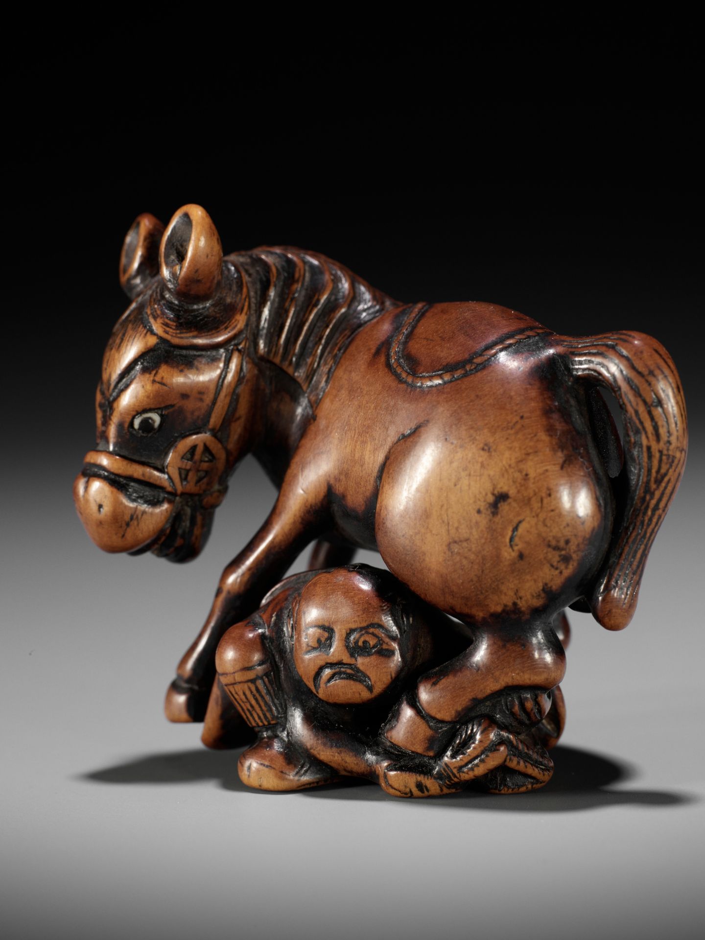 A SUPERB WOOD NETSUKE OF A MULE AND GROOM - Bild 4 aus 15