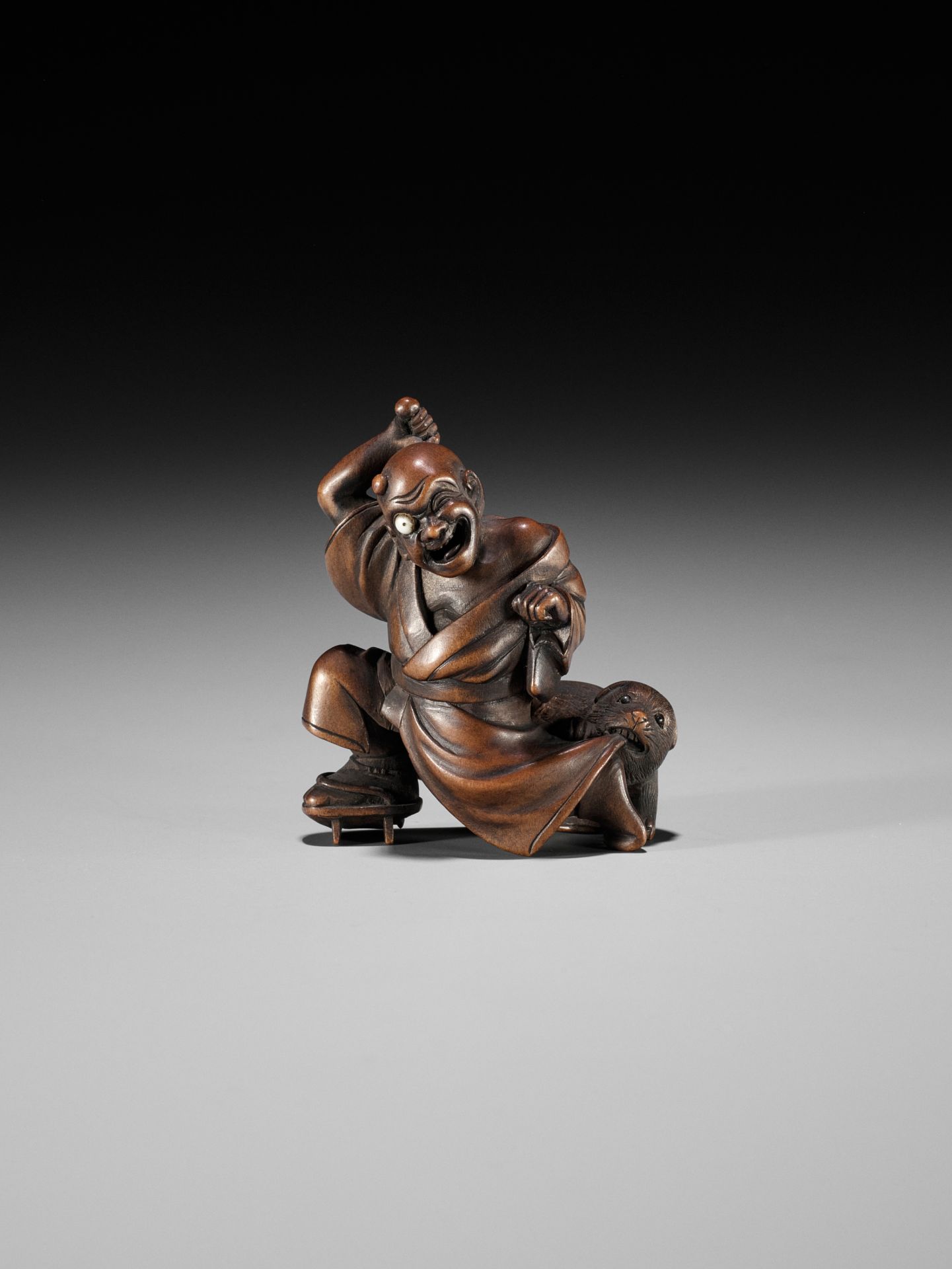 SHOKO: AN AMUSING WOOD NETSUKE OF A BLINDMAN AND PUPPY - Bild 2 aus 12