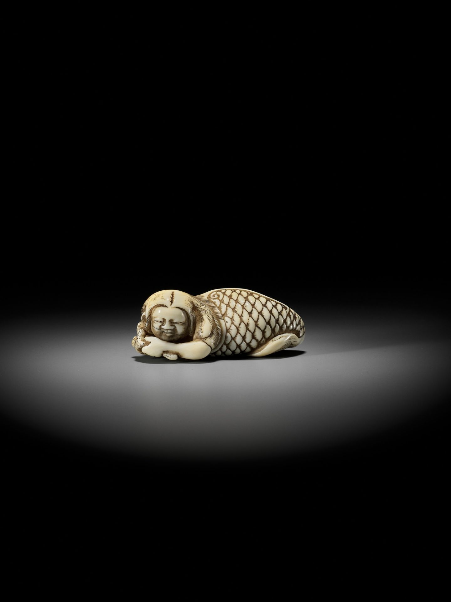 A VERY RARE IVORY NETSUKE OF A MERMAN - Image 3 of 12