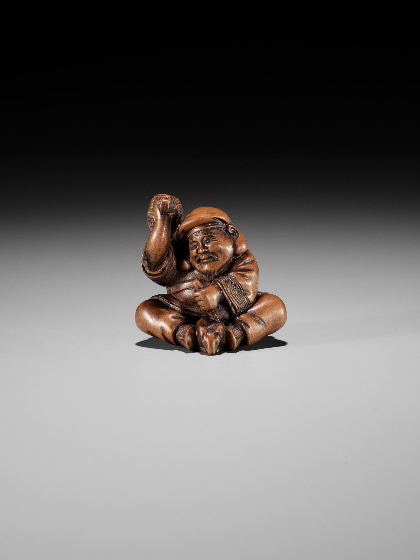 MASANAO: A RARE WOOD NETSUKE OF DAIKOKU CARVING A RAT - Bild 11 aus 12