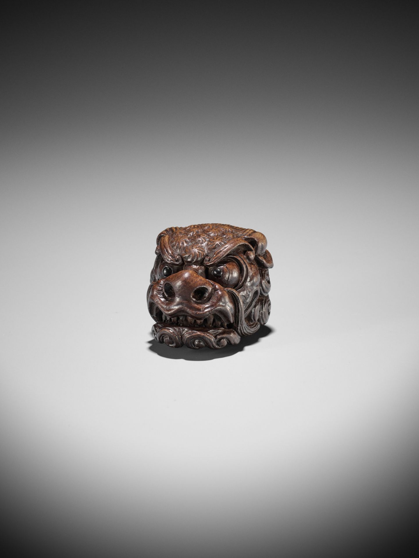 TAMETAKA: A SUPERB WOOD MASK NETSUKE OF A SHISHI - Bild 9 aus 15